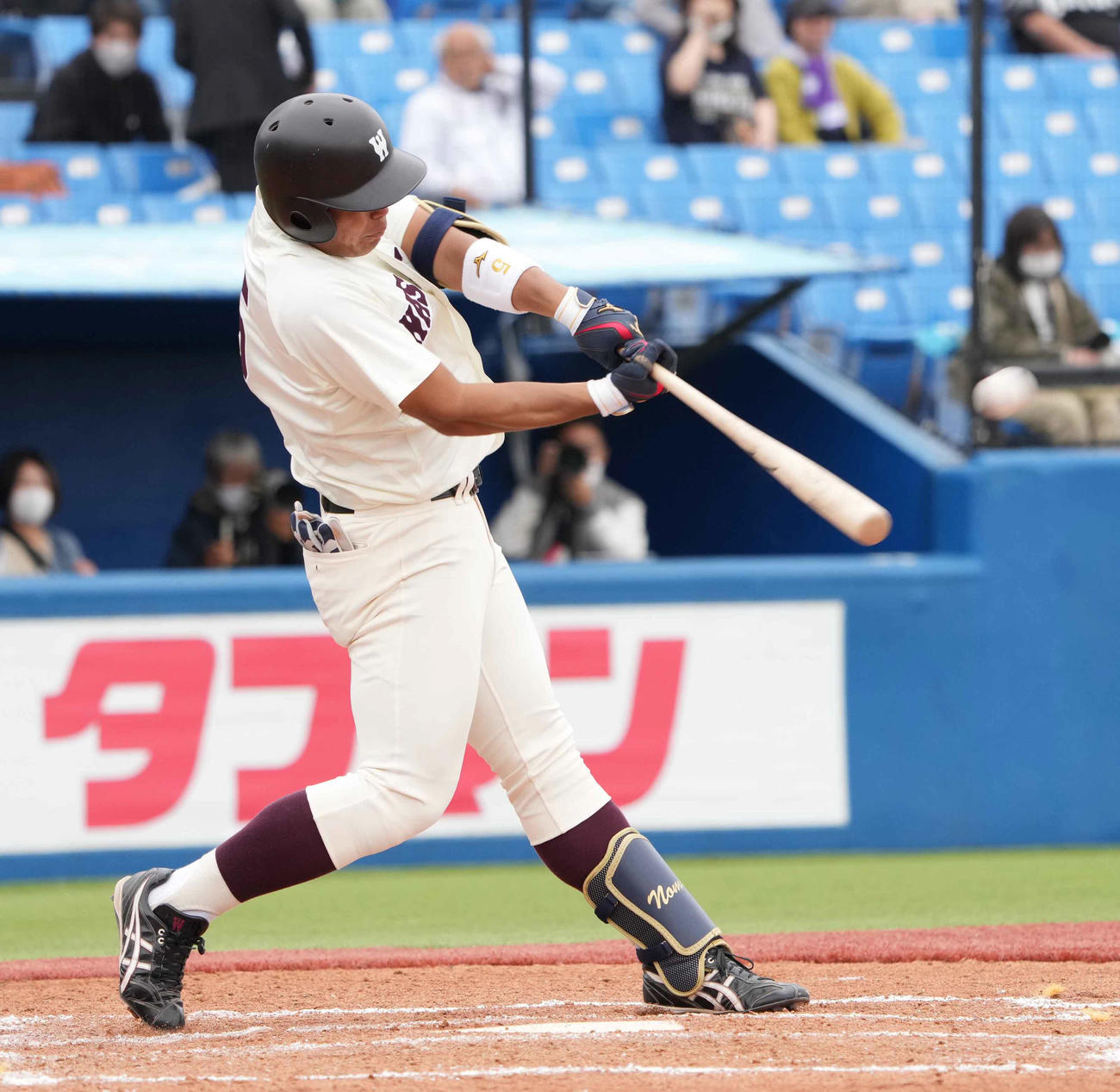 立大対早大　3回裏早大無死、野村は左越えにソロ本塁打を放つ（撮影・小沢裕）
