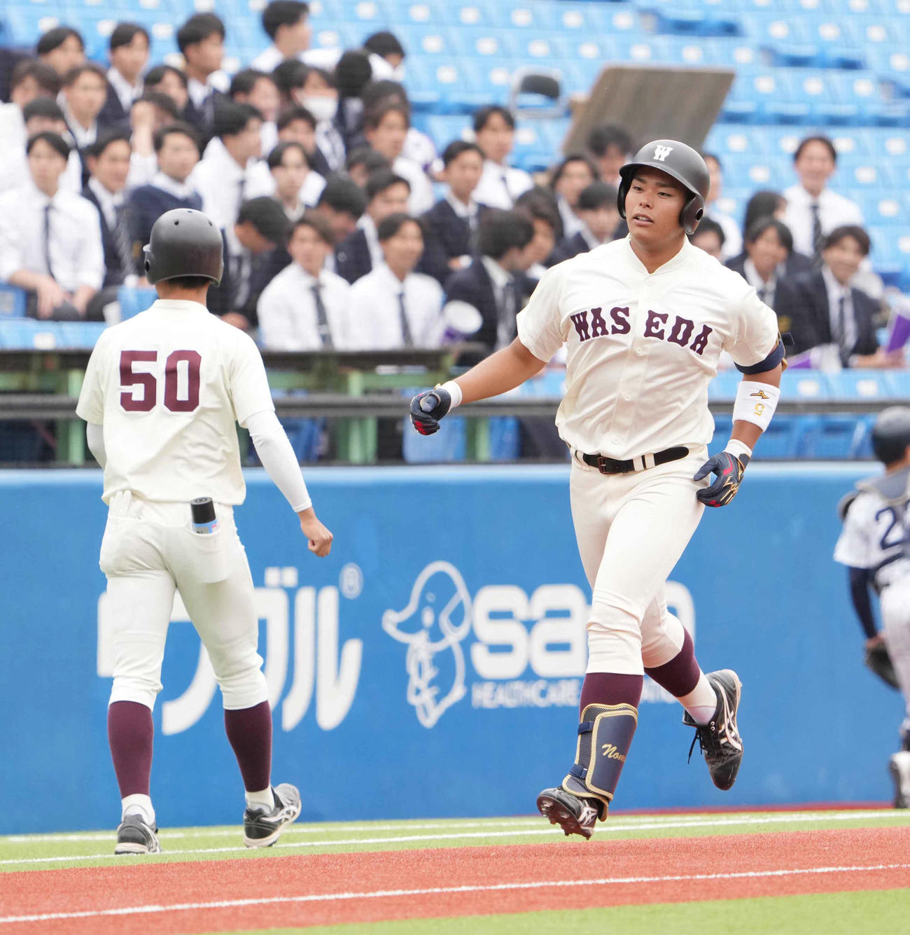 立大対早大　7回裏早大無死、野村（右）はこの日2本目の本塁打を左越えに放ち三塁を回る（撮影・小沢裕）