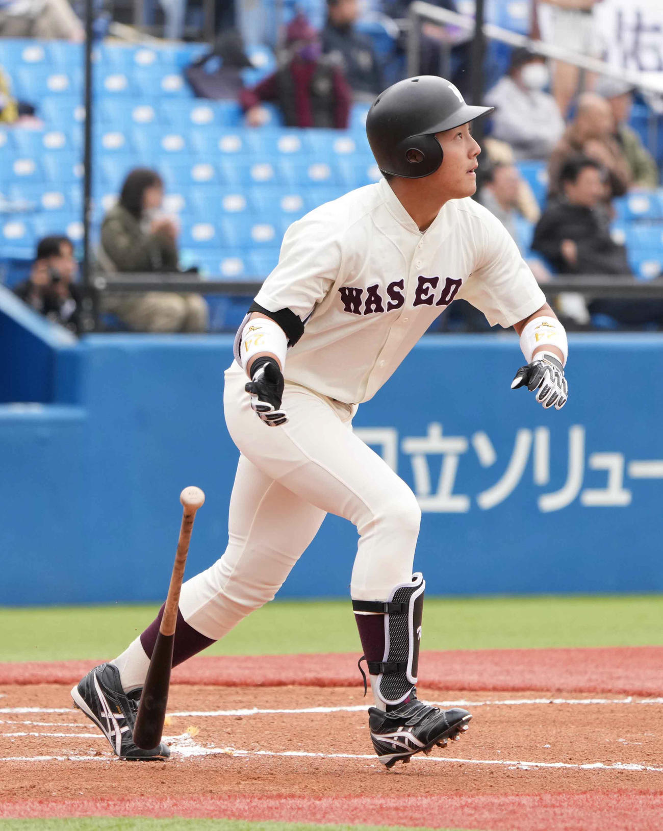 立大対早大　1回裏早大1死一、二塁、吉納は右越えに3点本塁打を放つ（撮影・小沢裕）