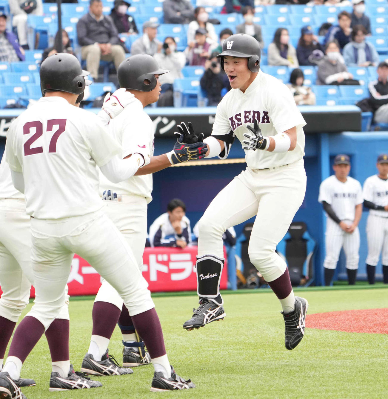 立大対早大　1回裏早大1死一、二塁、吉納（右）は右越えに3点本塁打を放ち大喜び（撮影・小沢裕）
