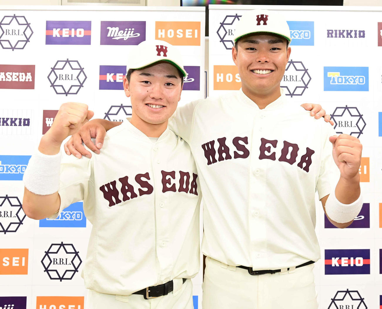 立大対早大　勝利に貢献した1本塁打を含む3安打の早大・尾瀬（左）と2本塁打の野村（撮影・小沢裕）
