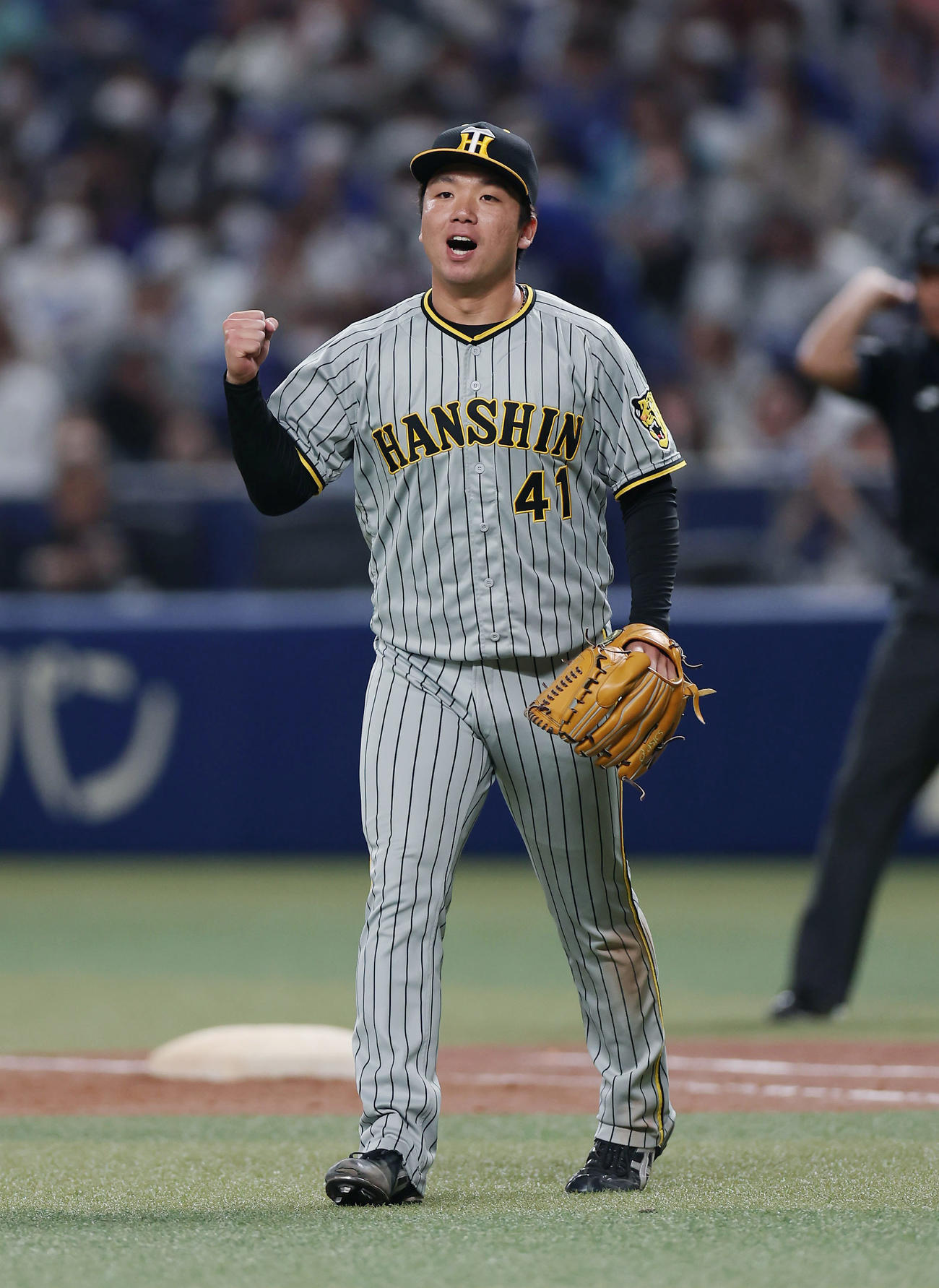 中日対阪神　完封で初勝利を挙げ、ガッツポーズする阪神村上（撮影・前田充）