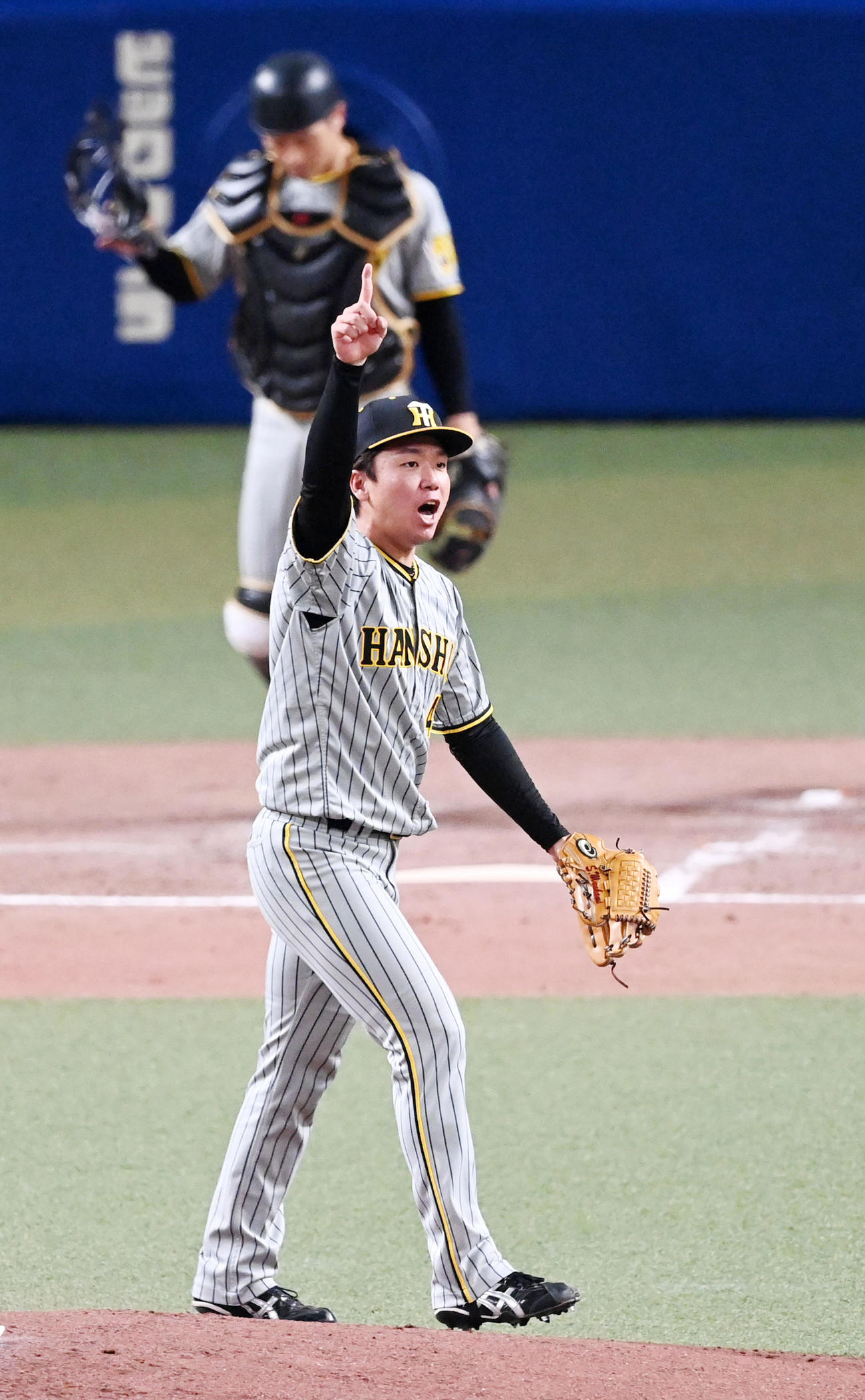中日対阪神　4回裏中日1死、岡林の遊飛を指さす村上（撮影・前岡正明）