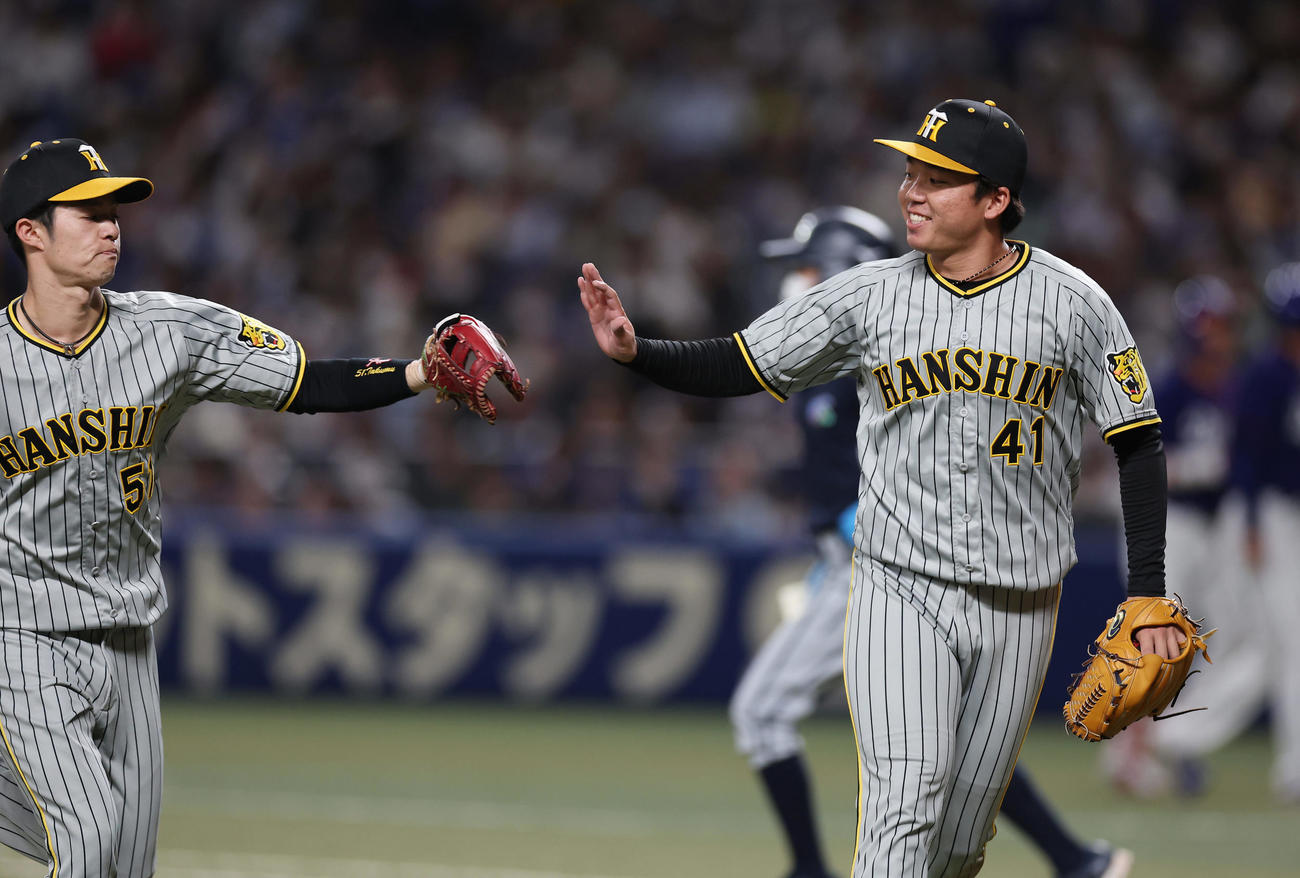 中日対阪神　6回裏中日2死、大島を二ゴロに仕留め、中野（左）とタッチを交わす村上（撮影・前田充）