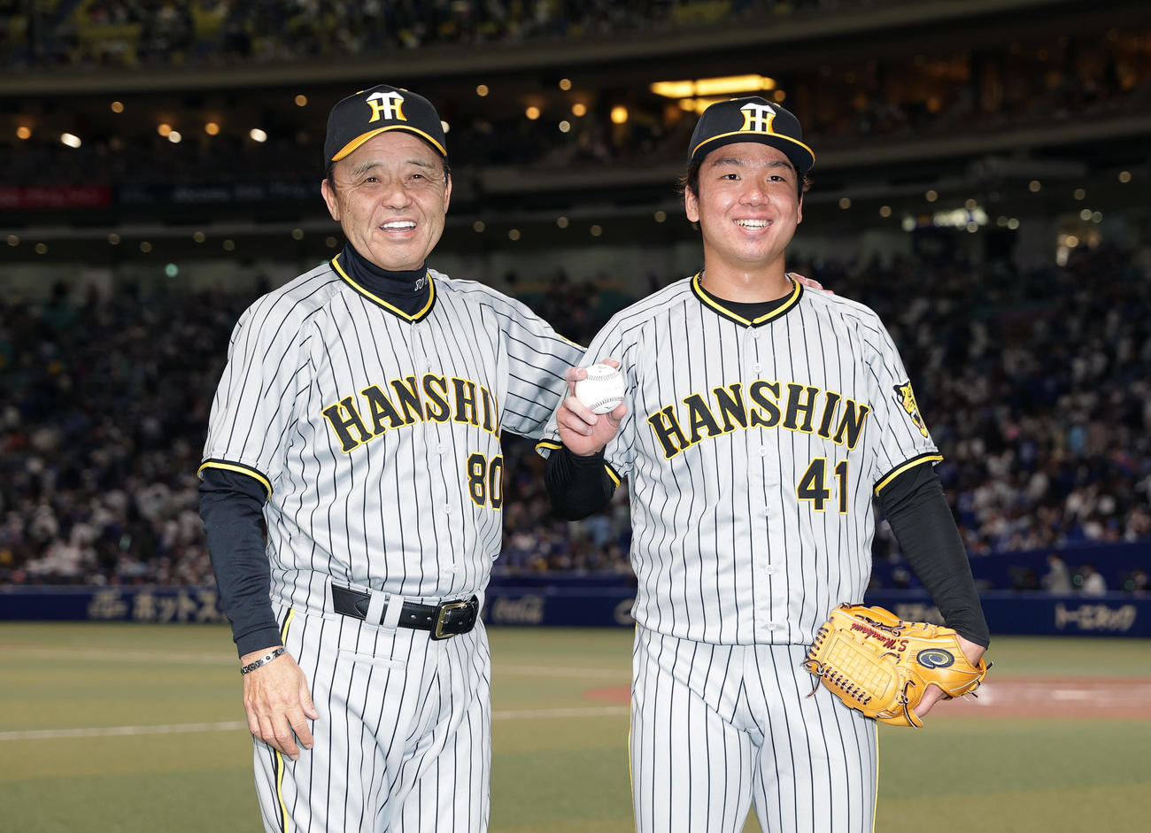 中日対阪神　完封で初勝利を挙げ、阪神岡田監督（左）の祝福を受ける村上（撮影・前田充）