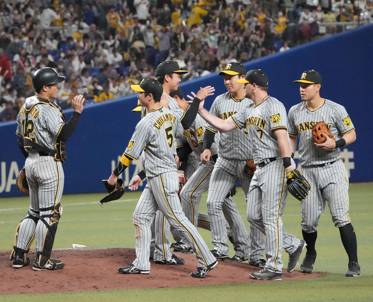 中日対阪神　試合終了、中日に完封勝利しナインとタッチを交わす村上（中央）（撮影・森本幸一）