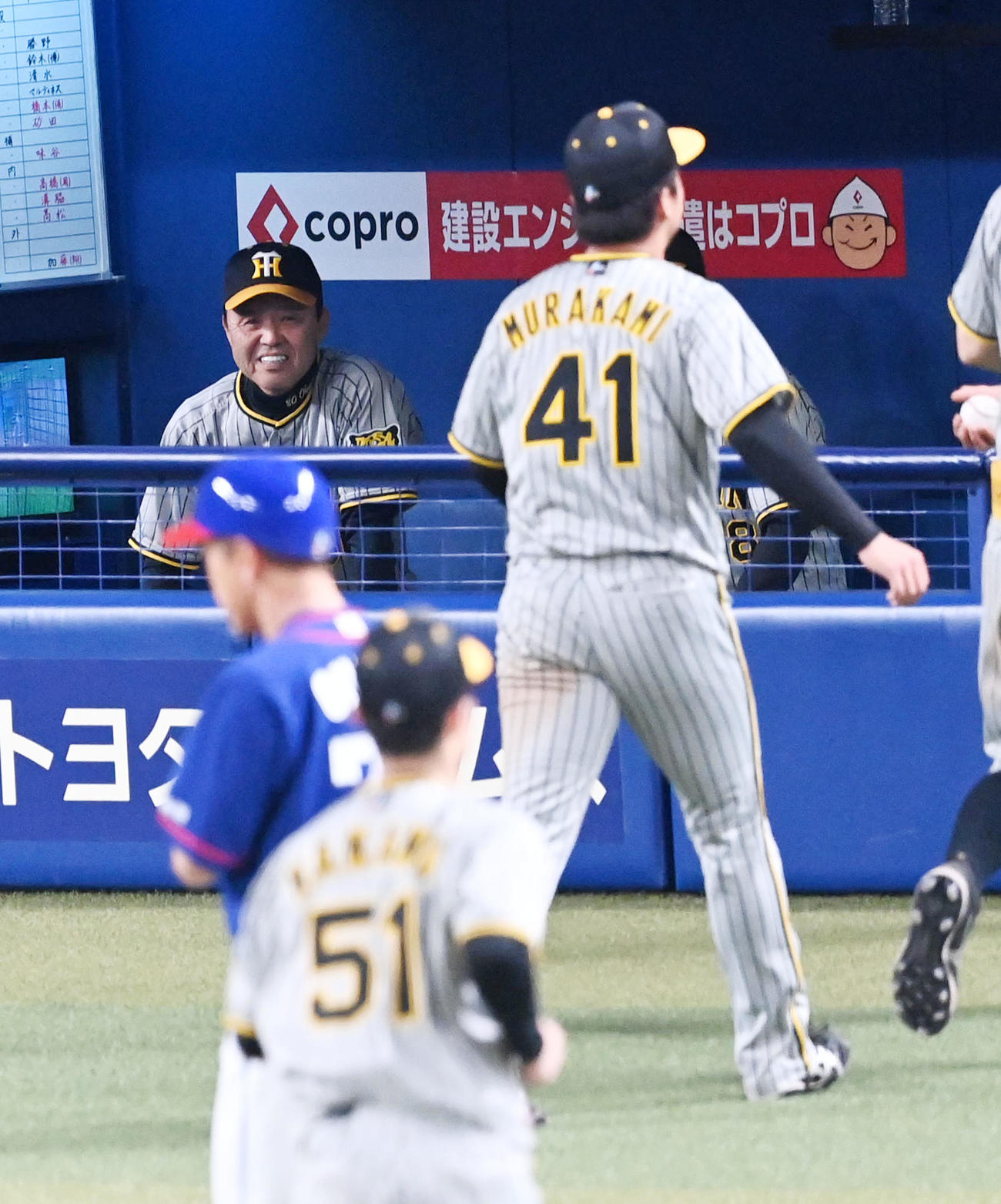 中日対阪神　8回、ベンチに戻る村上（右）に笑顔を見せる岡田監督（撮影・前岡正明）