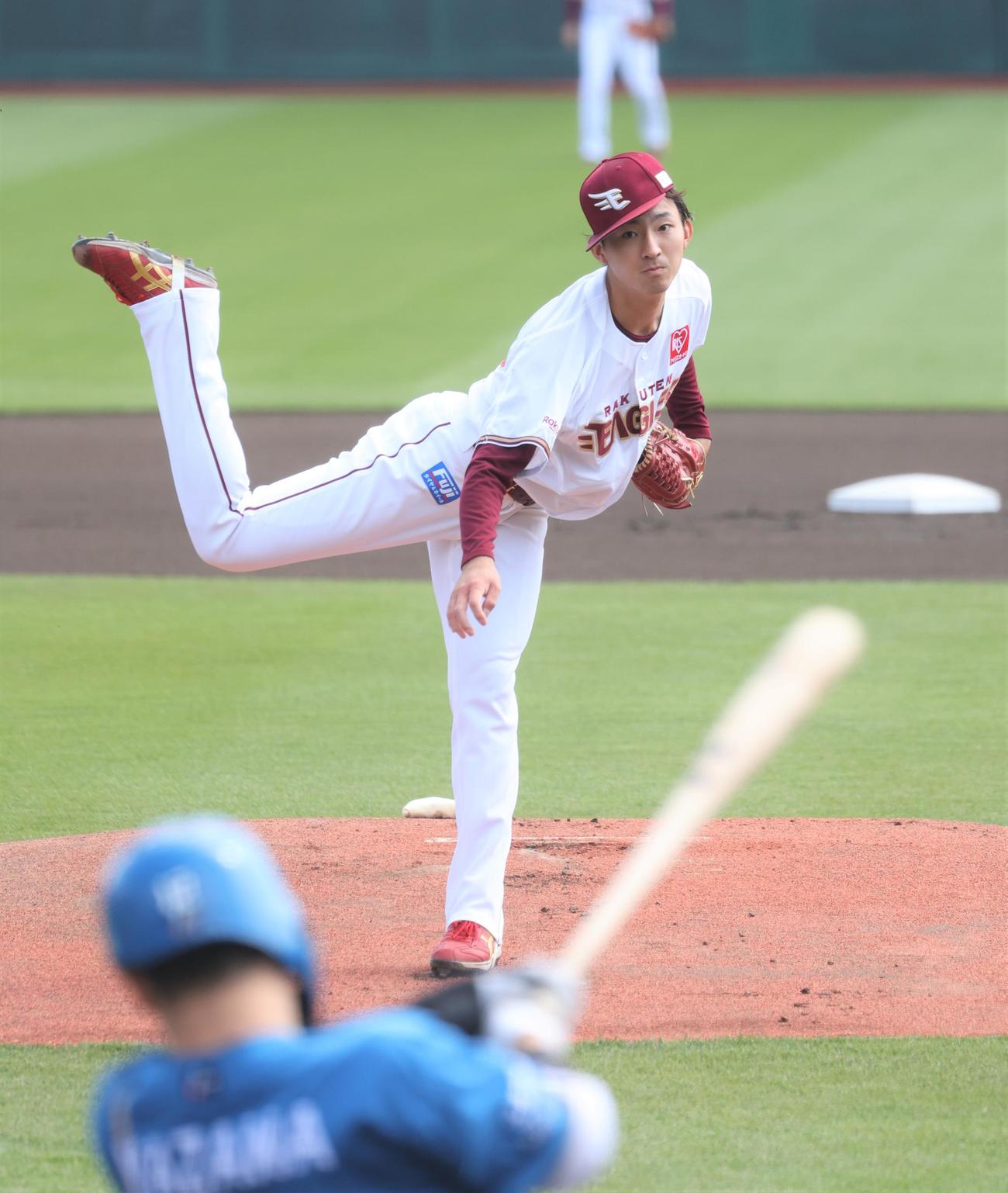 楽天対日本ハム　1回表日本ハム無死、矢沢を二ゴロにとる荘司（撮影・黒川智章）