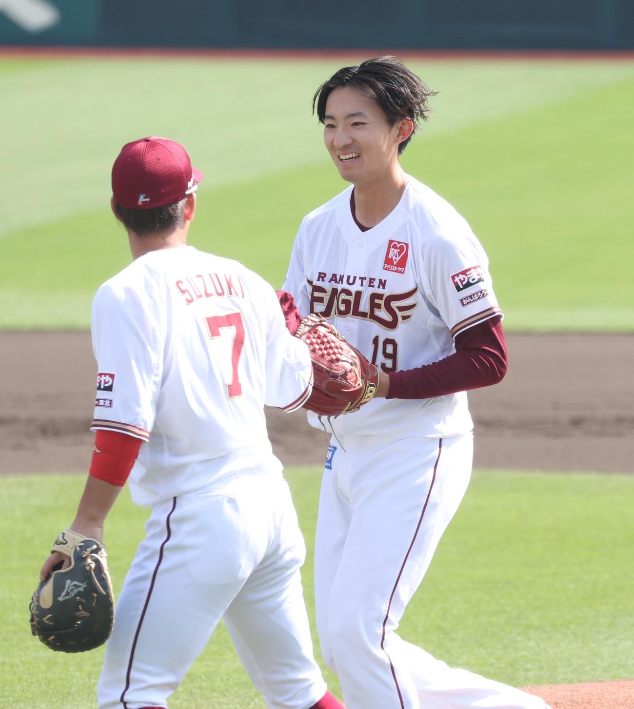 楽天対日本ハム　1回表、無失点に抑え笑顔の荘司（撮影・黒川智章）