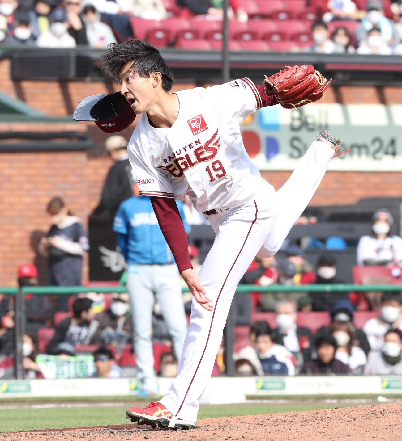 楽天対日本ハム　帽子を飛ばし叫びながら投球する荘司（撮影・黒川智章）