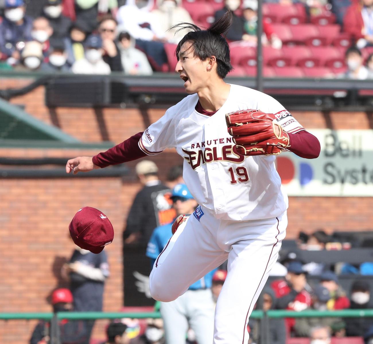 楽天対日本ハム　帽子を飛ばし叫びながら投球する荘司（撮影・黒川智章）