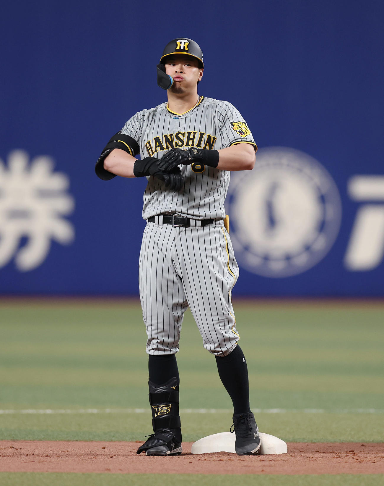 中日対阪神　2回表阪神1死、左中間へ二塁打を放った佐藤輝（撮影・前田充）