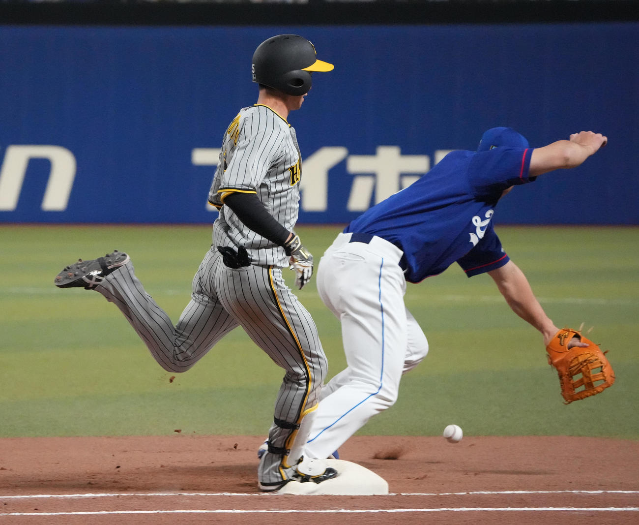 中日対阪神　8回表阪神1死、遊撃内野安打で出塁する近本（左）（撮影・森本幸一）