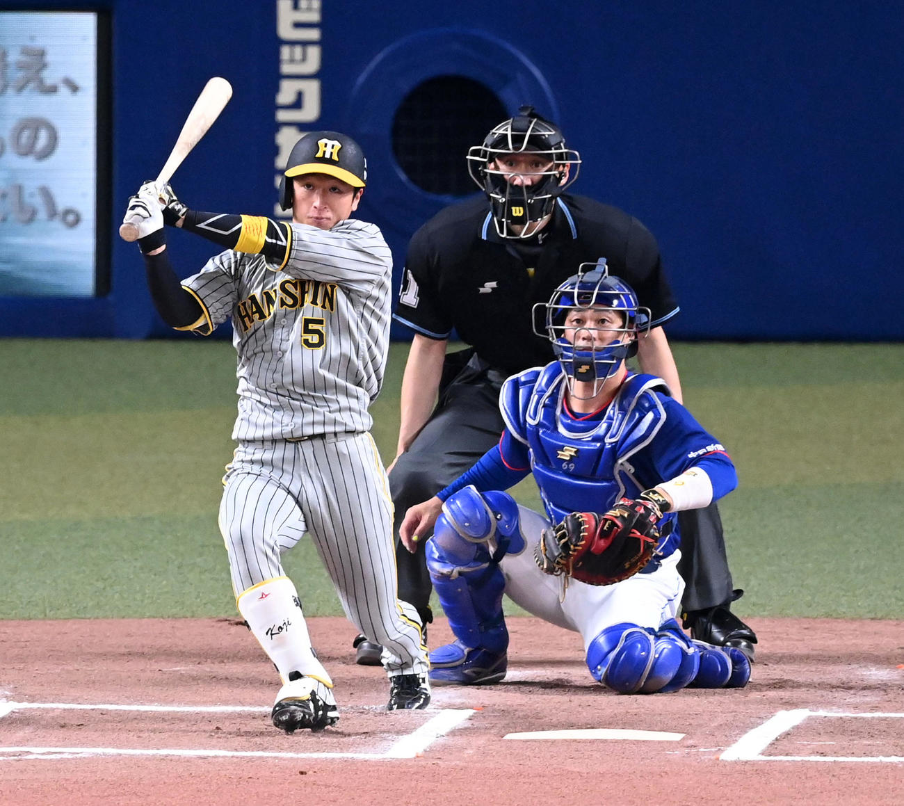 中日対阪神　6回表阪神無死一塁、近本は先制の右適時三塁打を放つ（撮影・前岡正明）