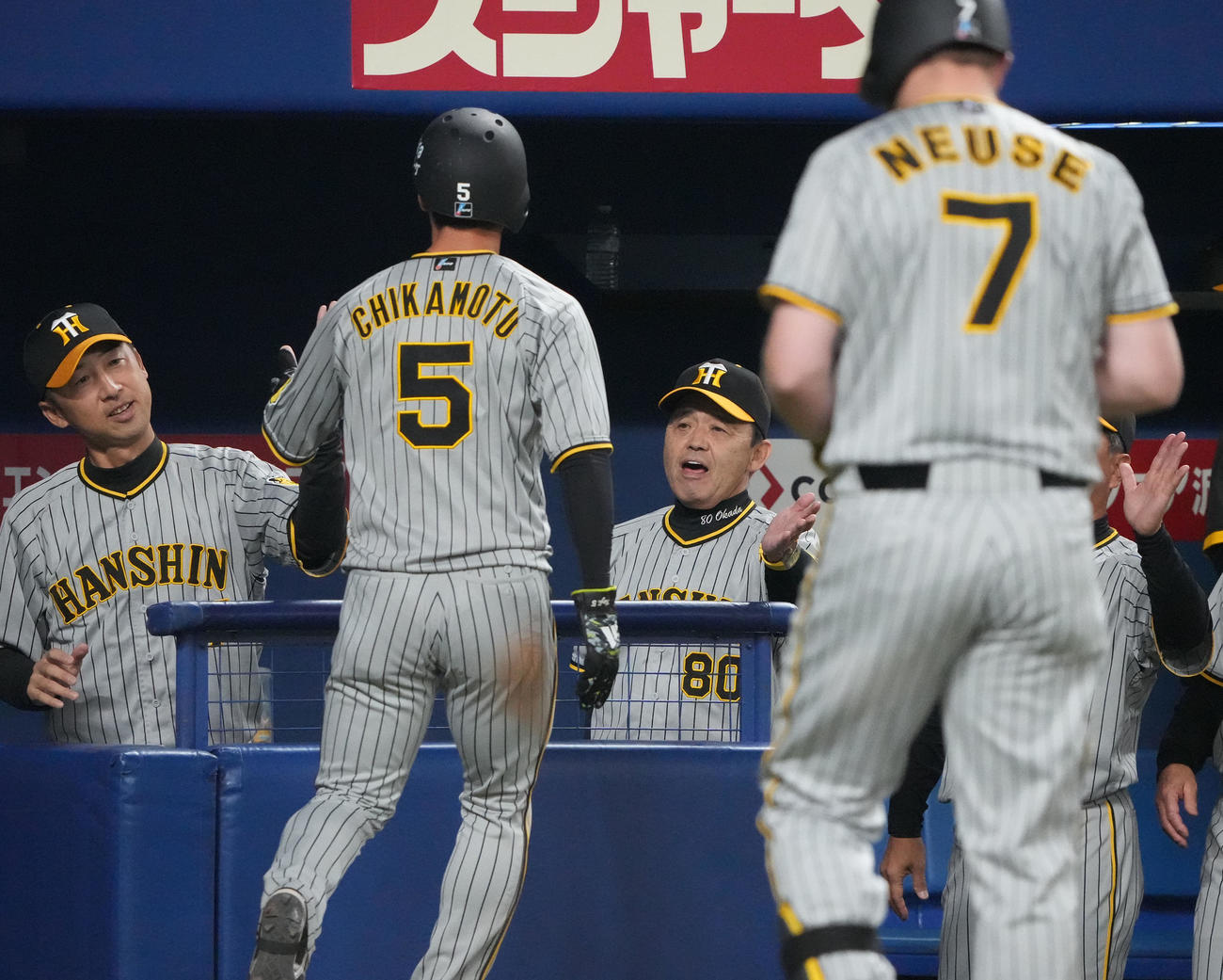 中日対阪神　6回表阪神無死三塁、中野の左犠飛で生還した近本を迎える岡田監督（中央）（撮影・森本幸一）