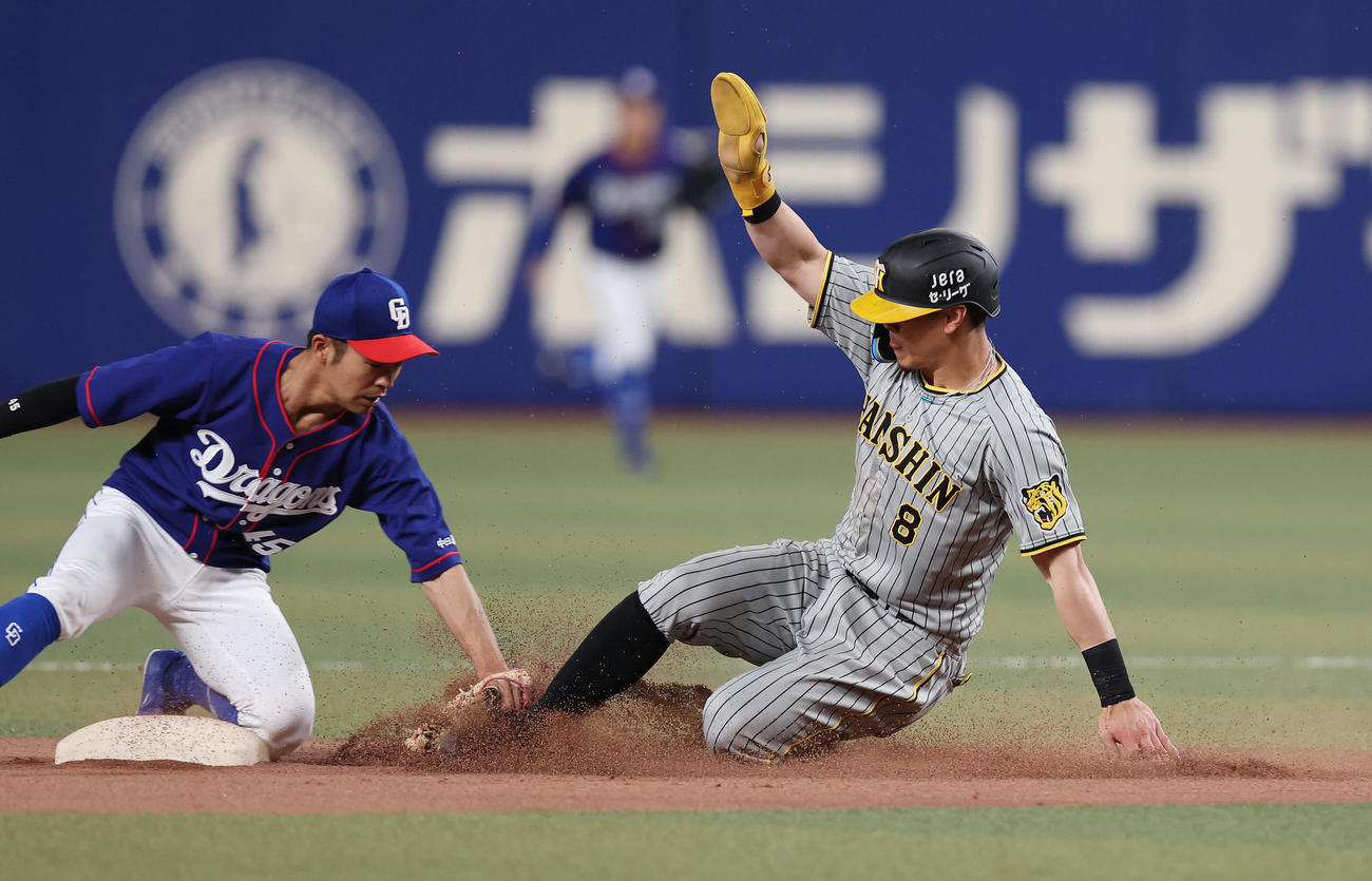 中日対阪神　4回表阪神2死一塁、二盗に失敗する佐藤輝。遊撃手龍空（撮影・前田充）