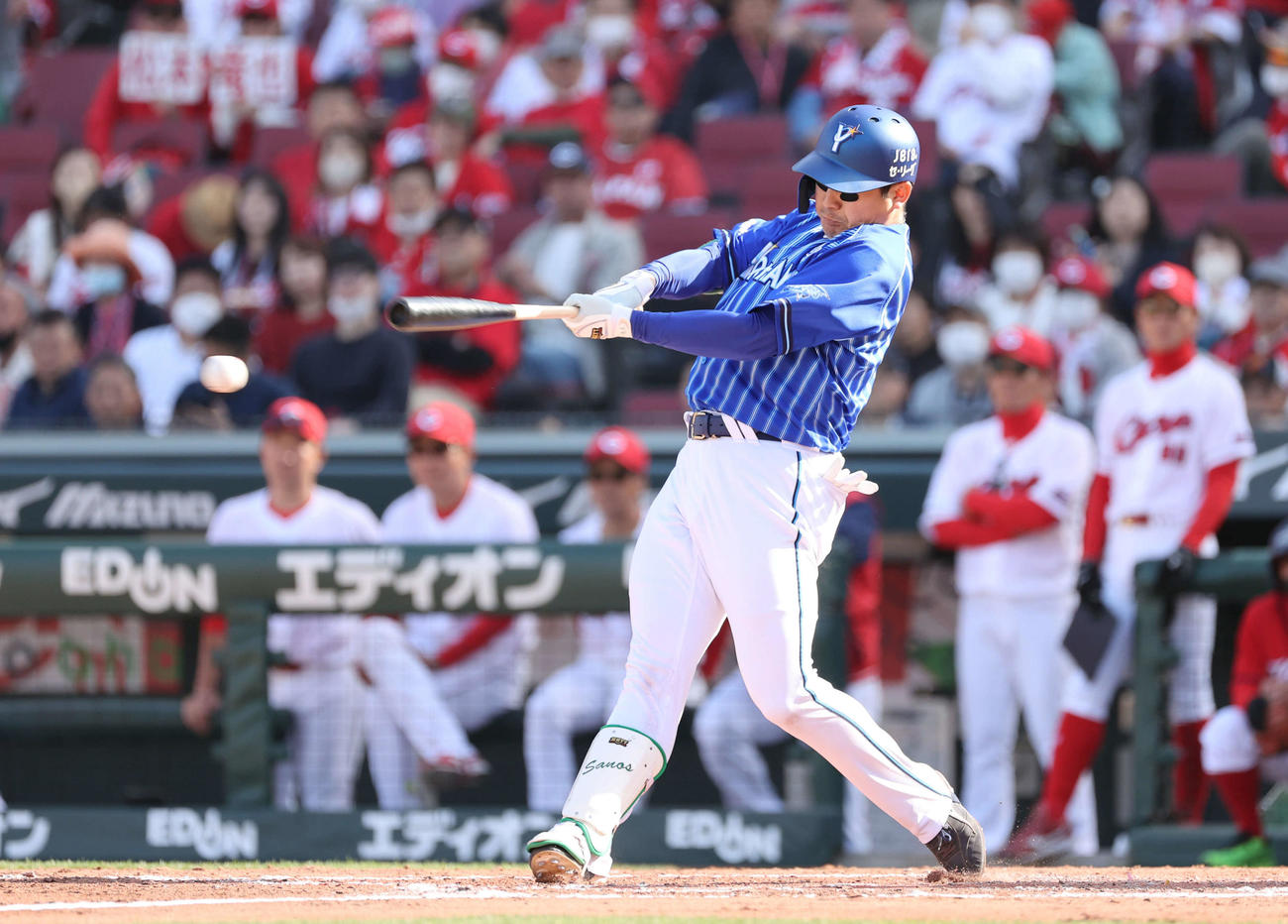 広島対DeNA 8回表DeNA無死満塁、佐野は一ゴロ。一塁から本塁、本塁から一塁へボールが渡り、ダブルプレー（撮影・加藤孝規）