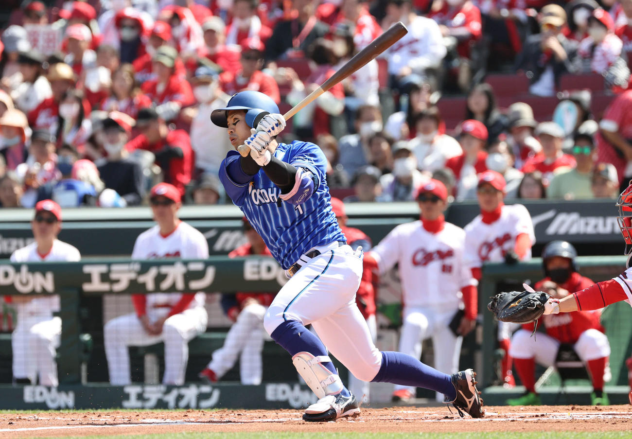広島対DeNA 2回表DeNA1死、桑原は左前打を放つ（撮影・加藤孝規）