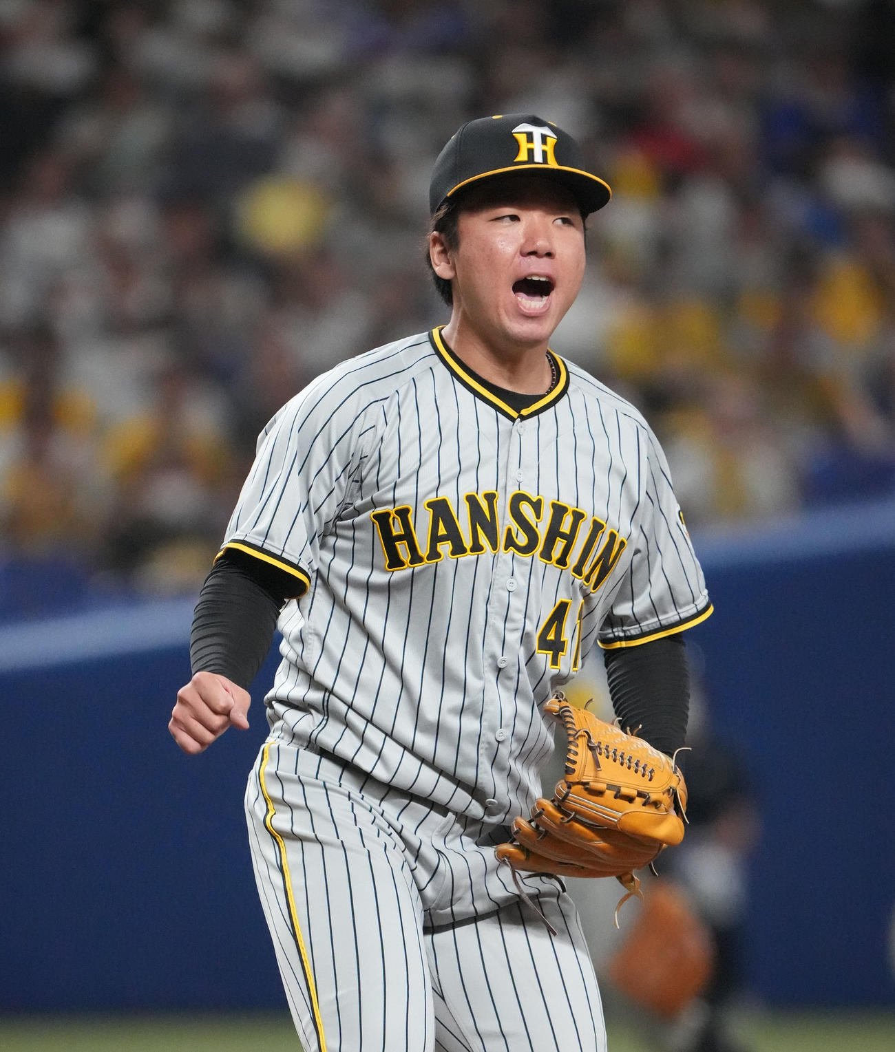 中日対阪神　8回裏中日2死一塁、アキーノから三振を奪いほえる村上（撮影・森本幸一）