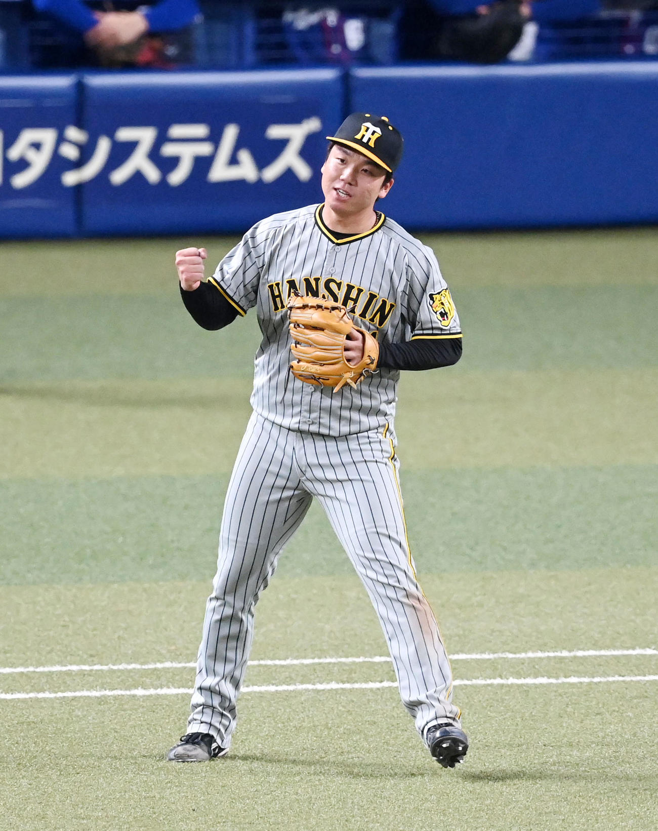 中日対阪神　中日を完封でプロ初勝利、ガッツポーズを見せる村上（撮影・前岡正明）
