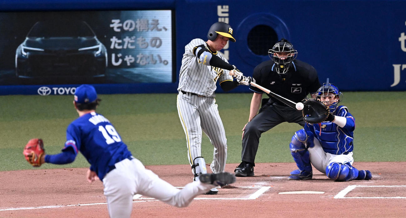 中日対阪神　6回表阪神無死、村上は左前打を放つ。投手高橋宏（撮影・前岡正明）