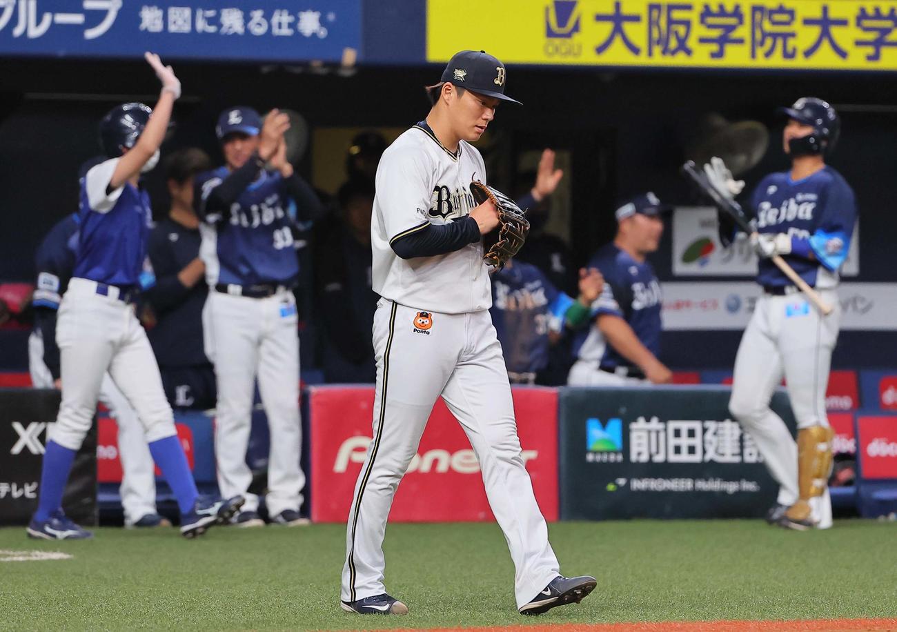 オリックス対西武　8回表西武1死一、二塁、山本はマキノンに中前同点適時打を浴びる（撮影・上田博志）