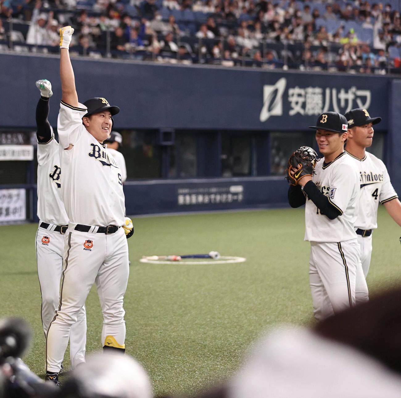 オリックス対西武　4回裏オリックス2死二塁、左越えに先制2点本塁打を放った杉本（左）は先発山本（右から2人目）の前で昇天ポーズを決める（撮影・上田博志）