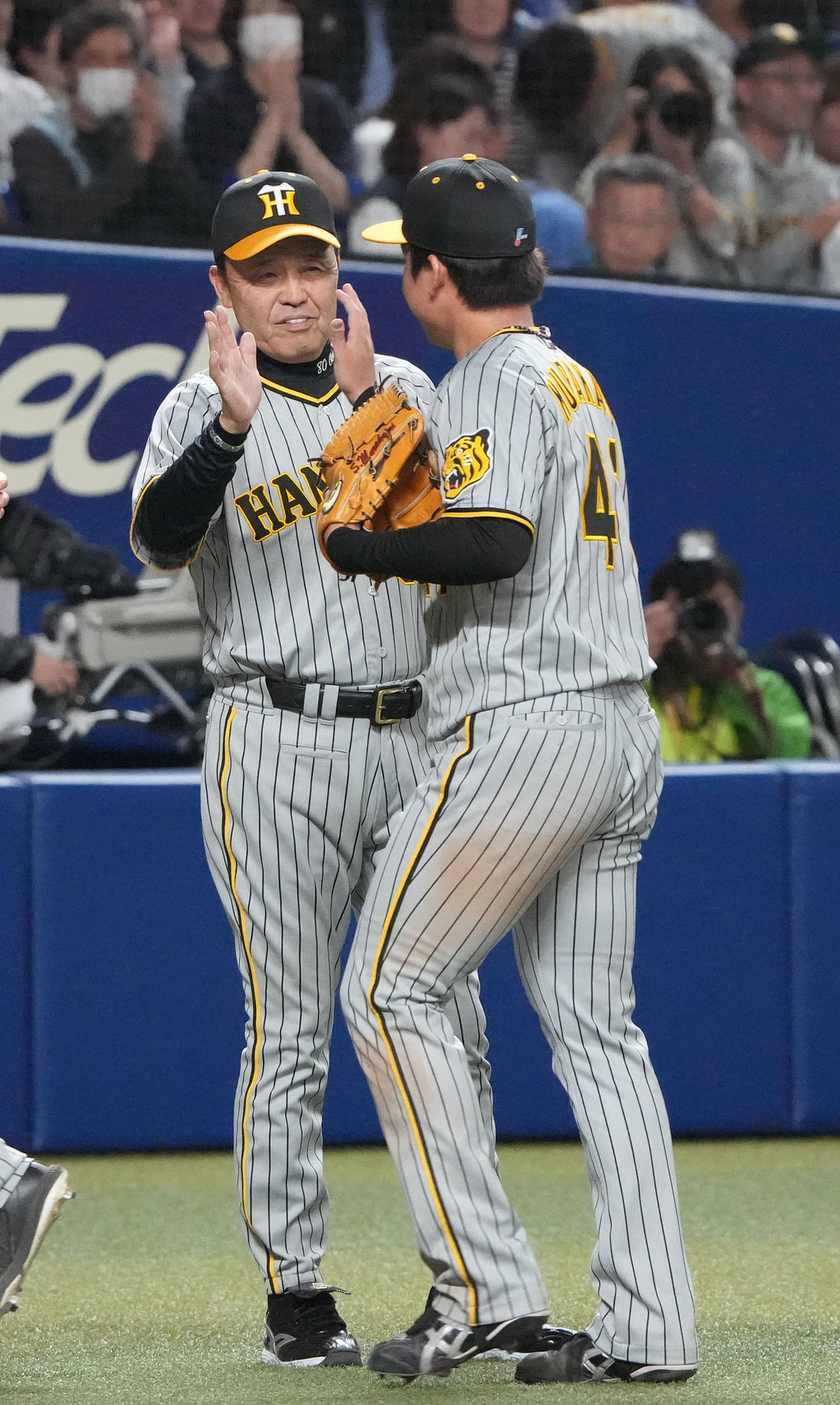 中日対阪神　試合終了、中日に完封勝利し村上を迎える岡田監督（左）（撮影・森本幸一）
