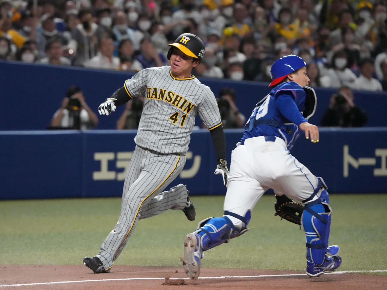中日対阪神　6回表阪神無死一塁、近本の右中間適時三塁打で一塁から生還する村上（左）。捕手は加藤匠（撮影・森本幸一）