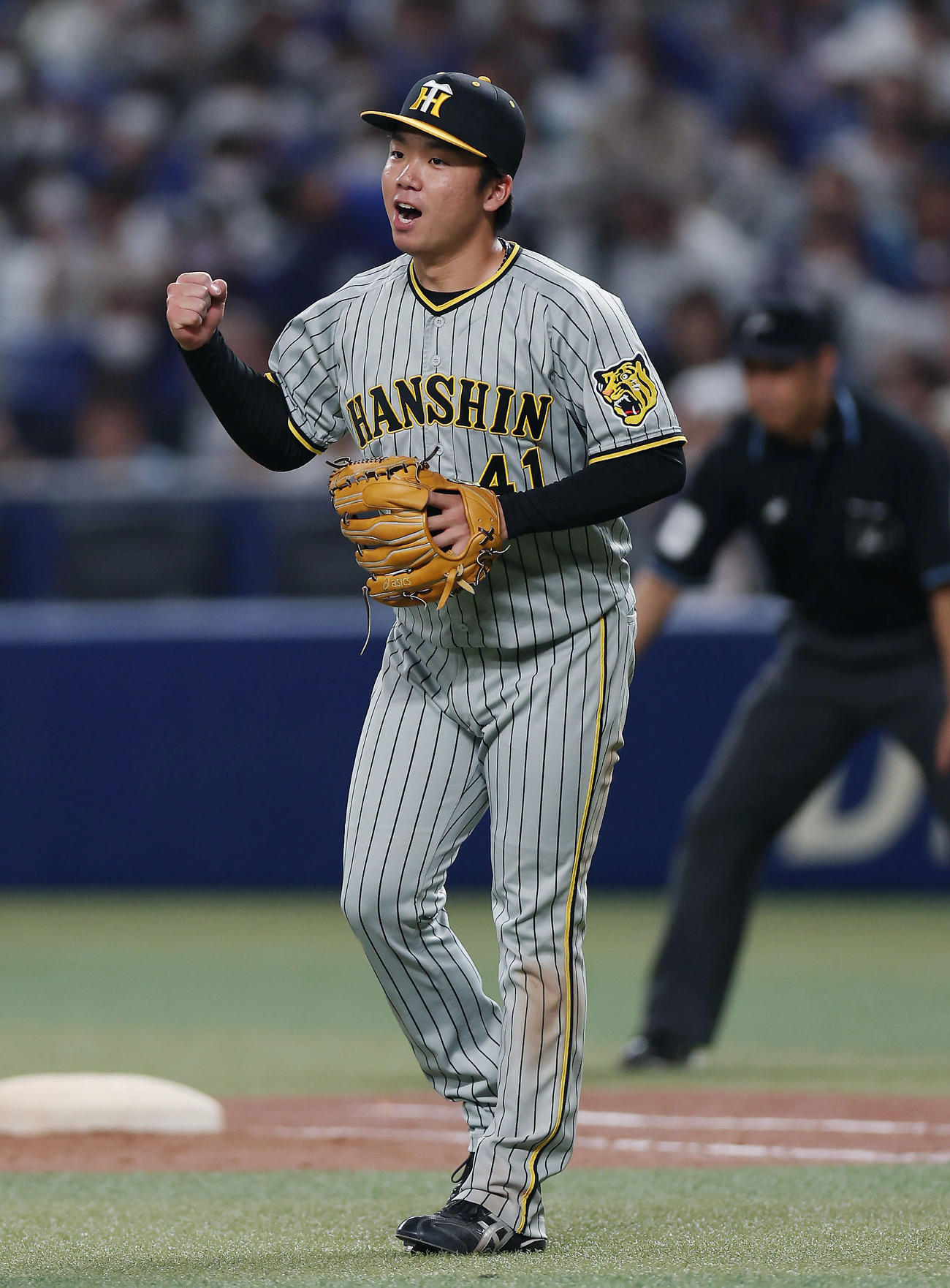 中日対阪神　完封で初勝利を挙げ、ガッツポーズする阪神村上（撮影・前田充）