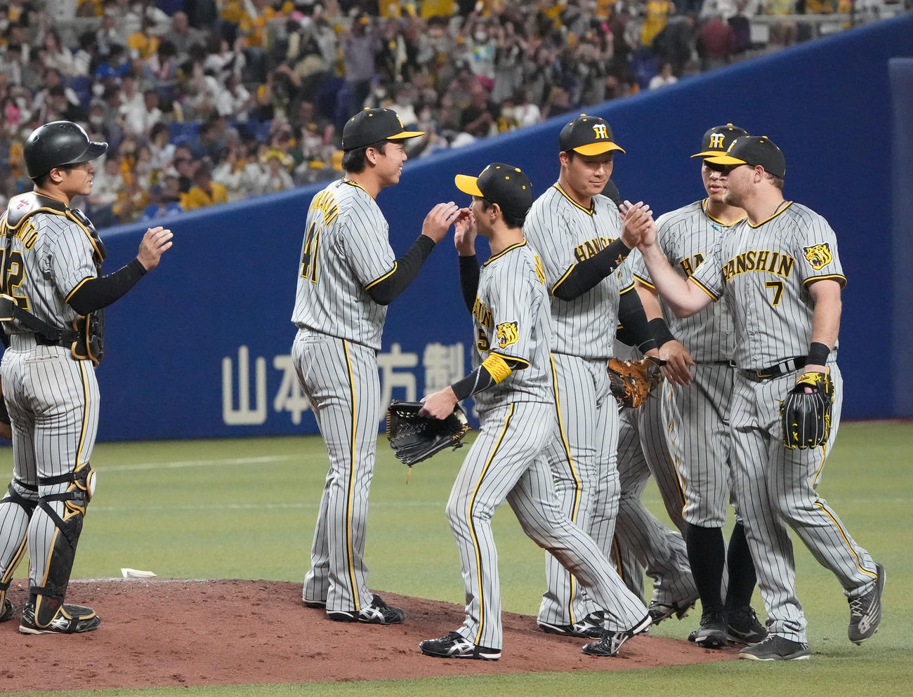 中日対阪神　試合終了、中日に完封勝利しナインとタッチを交わす村上（左から2人目）（撮影・森本幸一）