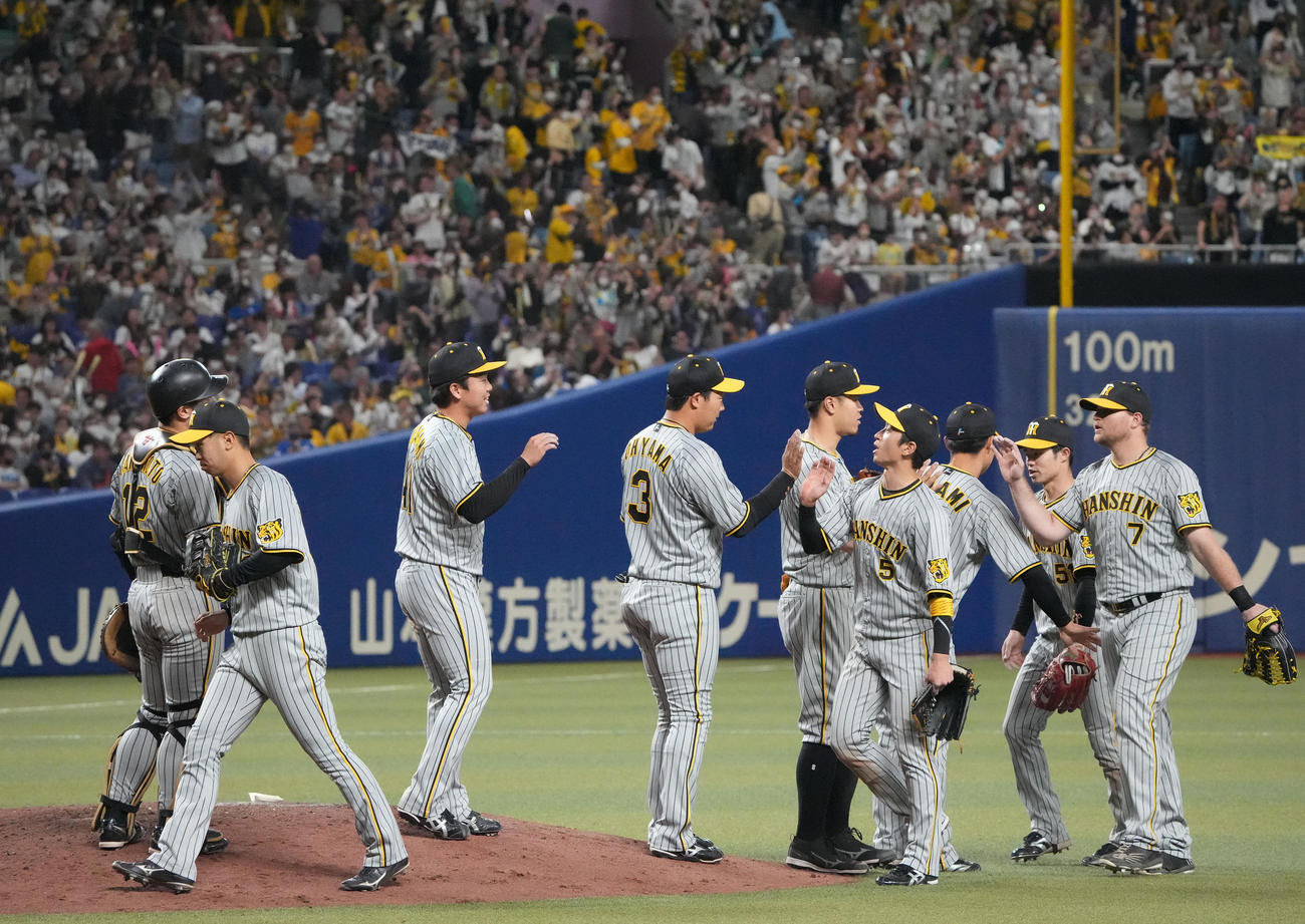 中日対阪神　試合終了、中日に完封勝利しナインとタッチを交わす村上（左から3人目）（撮影・森本幸一）