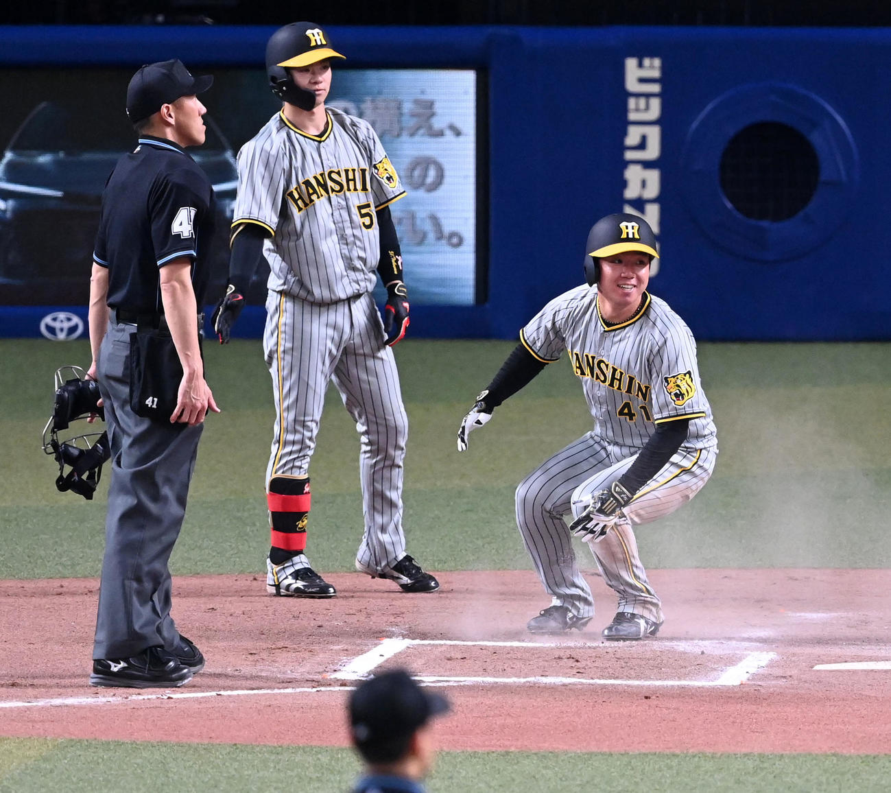中日対阪神　6回表阪神無死一塁、近本の先制右適時三塁打で生還、笑顔を見せる村上（撮影・前岡正明）