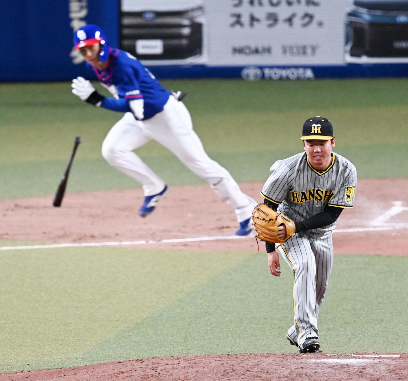 中日対阪神　5回裏中日1死、福永に中前打を打たれた村上（撮影・前岡正明）
