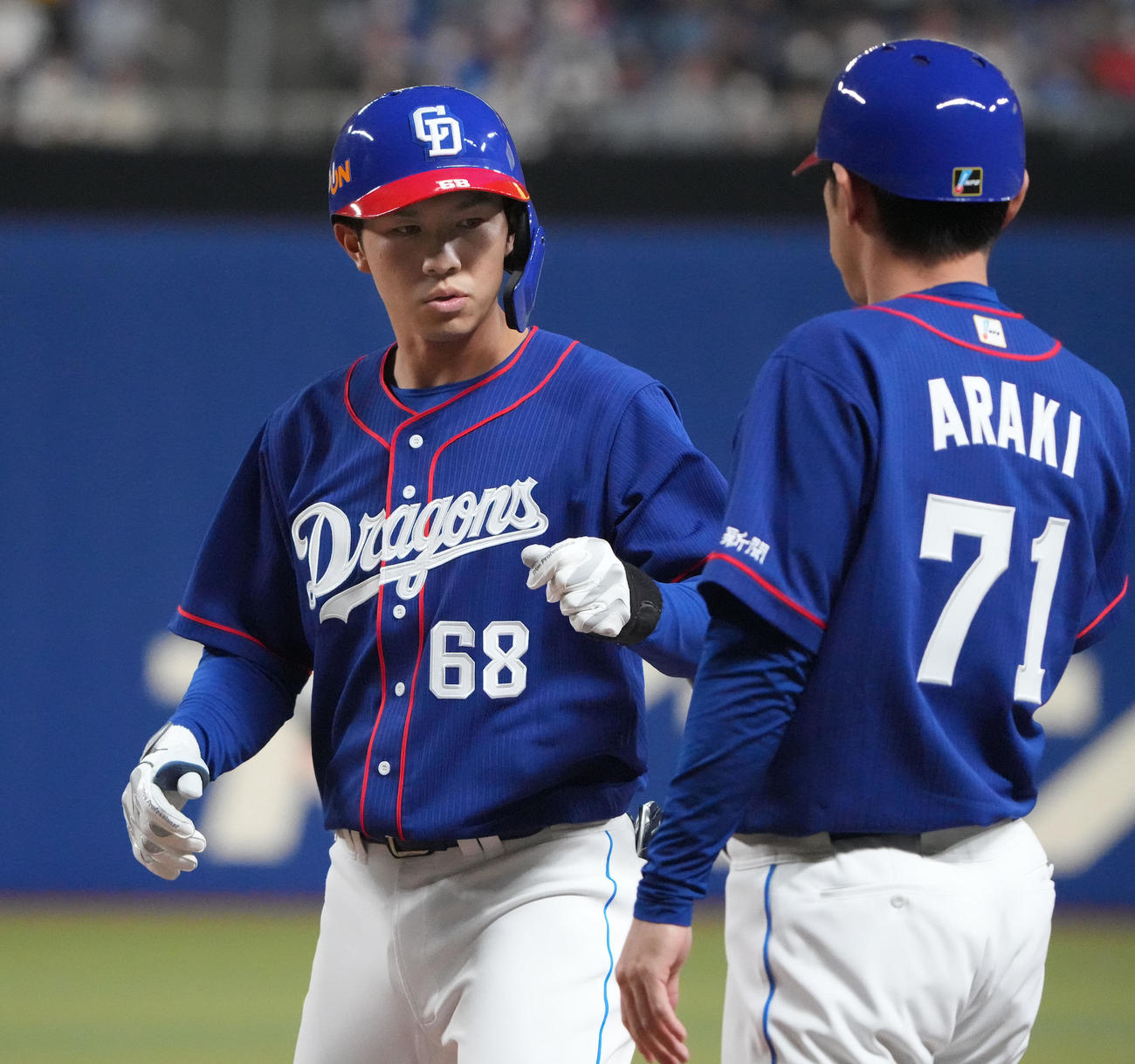 中日対阪神　5回裏中日1死、中前安打を放った福永（左）（撮影・森本幸一）
