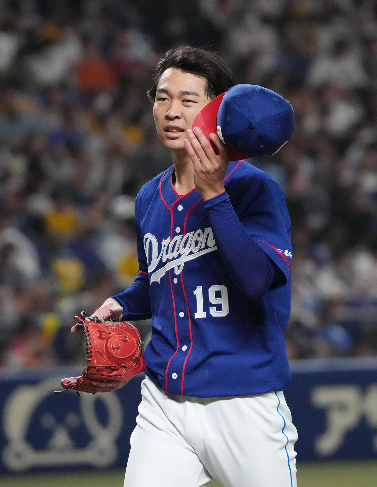 中日対阪神　6回表阪神攻撃終了、ベンチへ戻る高橋宏（撮影・森本幸一）