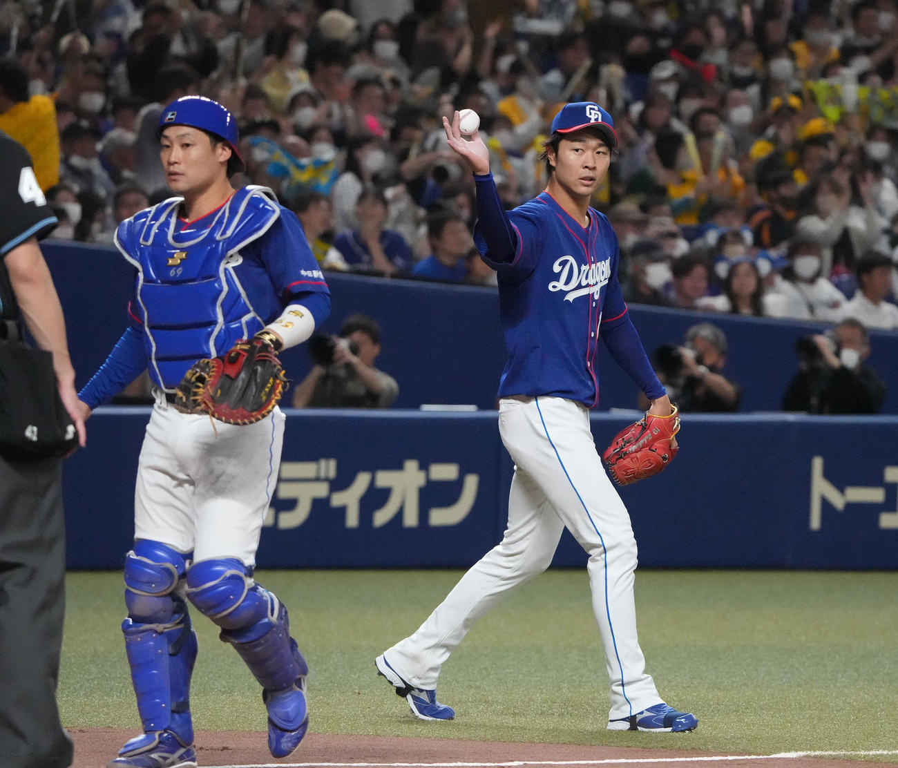 中日対阪神　6回表阪神無死一塁、近本に適時三塁打を打たれ先制を許した高橋宏（右）（撮影・森本幸一）