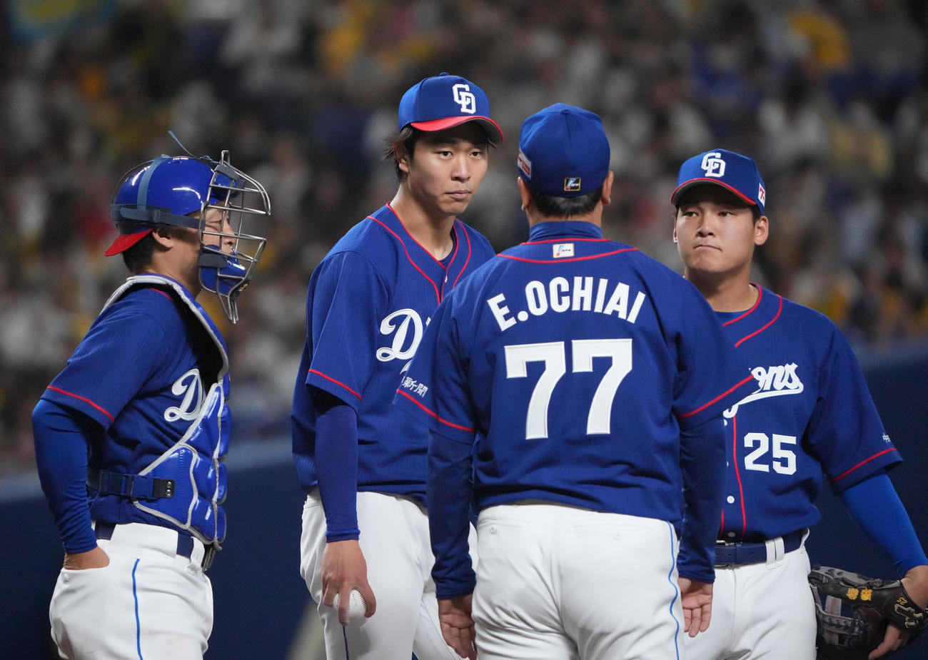 中日対阪神　6回表阪神無死三塁、マウンドの高橋宏（左から2人目）のもとに集まる中日ナイン（撮影・森本幸一）