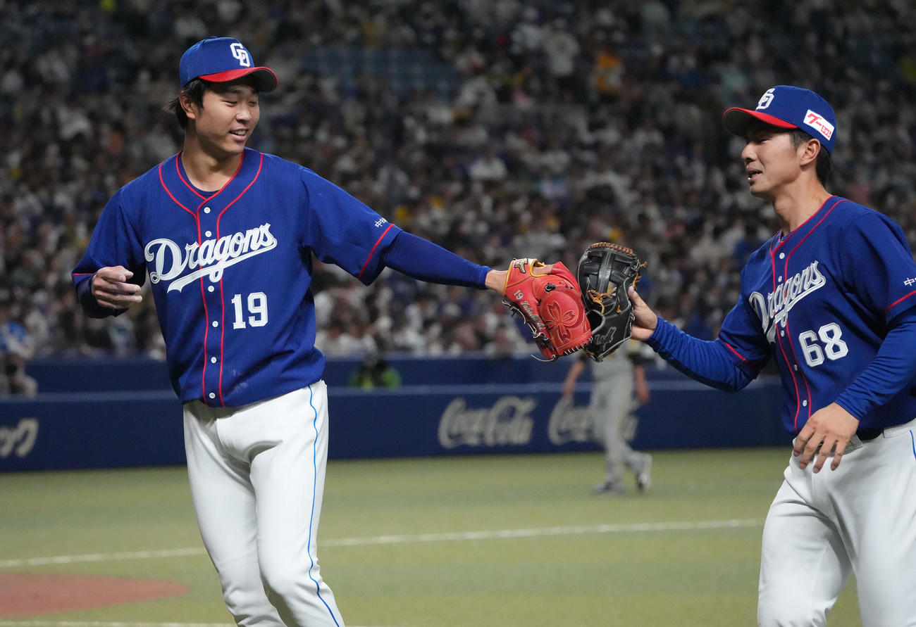 中日対阪神　4回表阪神攻撃終了、福永とタッチを交わしベンチへ戻る高橋宏（左）（撮影・森本幸一）