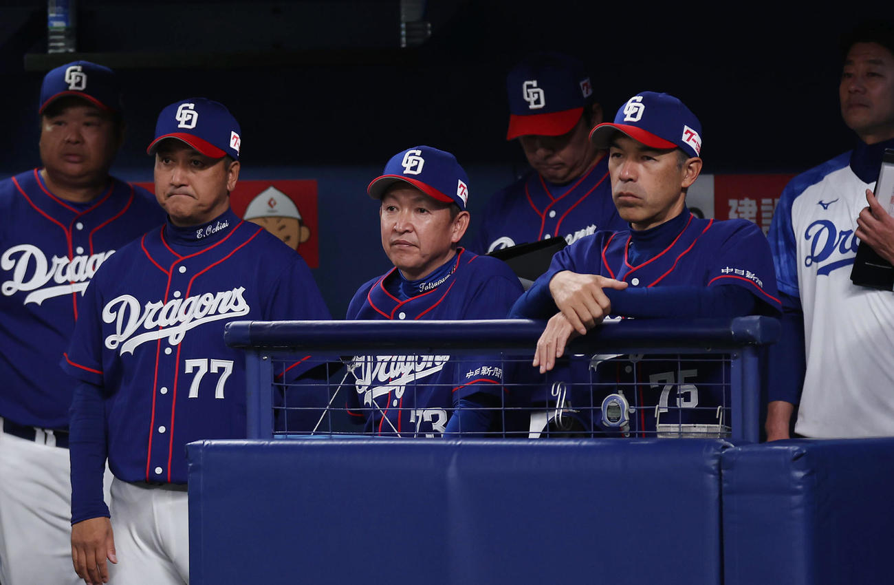 中日対阪神　9回裏の攻撃を厳しい表情で見守る中日立浪監督（中央）ら（撮影・前田充）