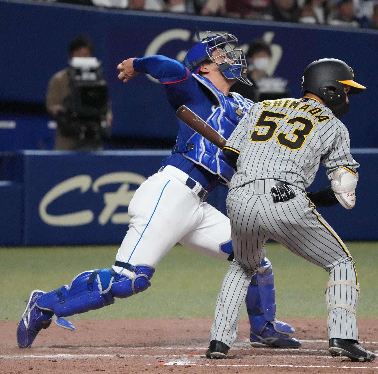 中日対阪神　4回表阪神2死一塁、二塁へ送球する加藤匠（左）（撮影・森本幸一）