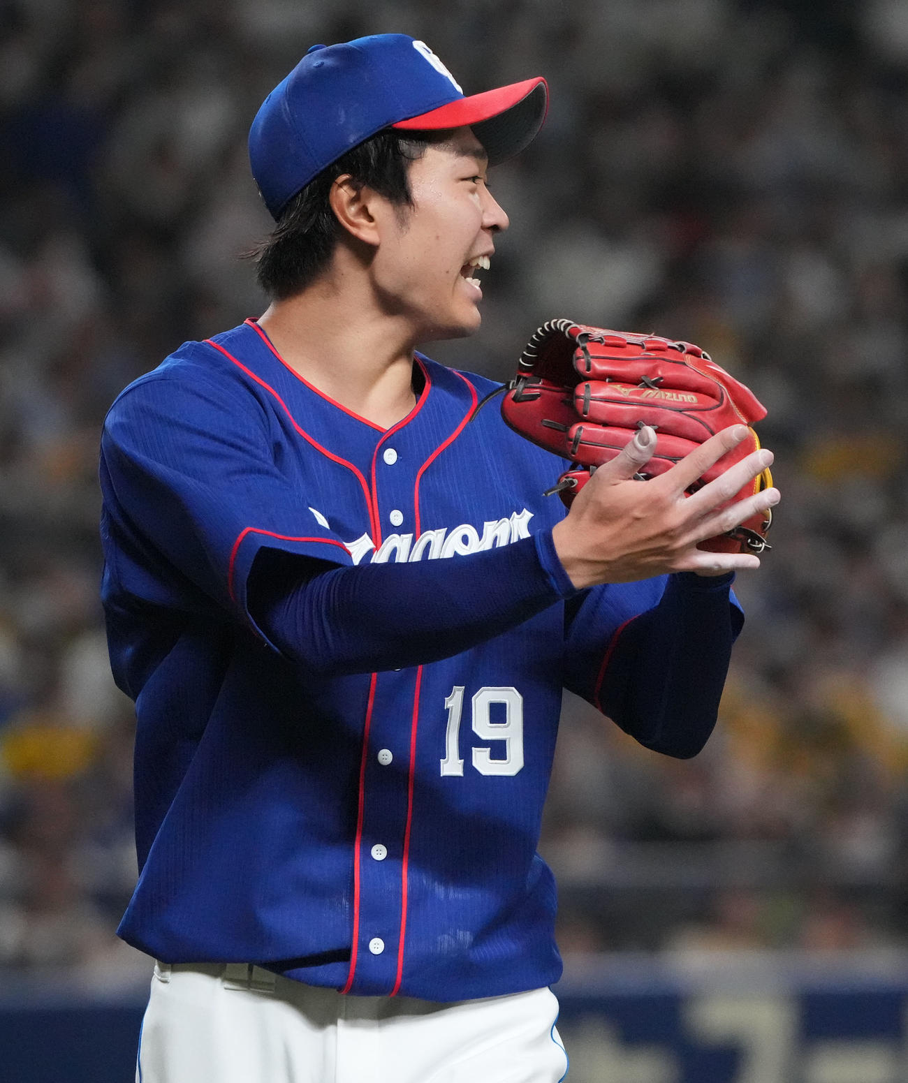 中日対阪神　4回表阪神攻撃終了、グラブを叩きベンチへ戻る高橋宏（撮影・森本幸一）