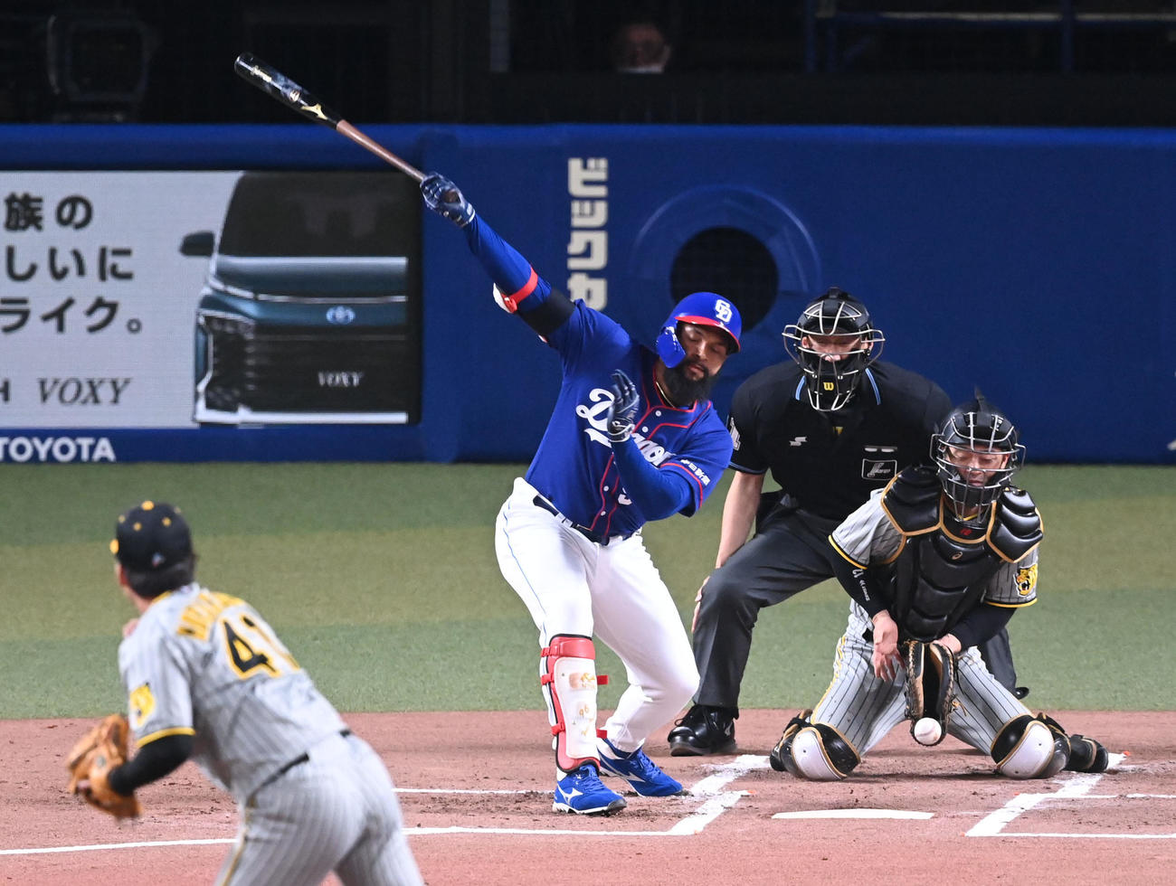 中日対阪神　1回裏中日2死、アルモンテは空振り三振に倒れる（撮影・前岡正明）
