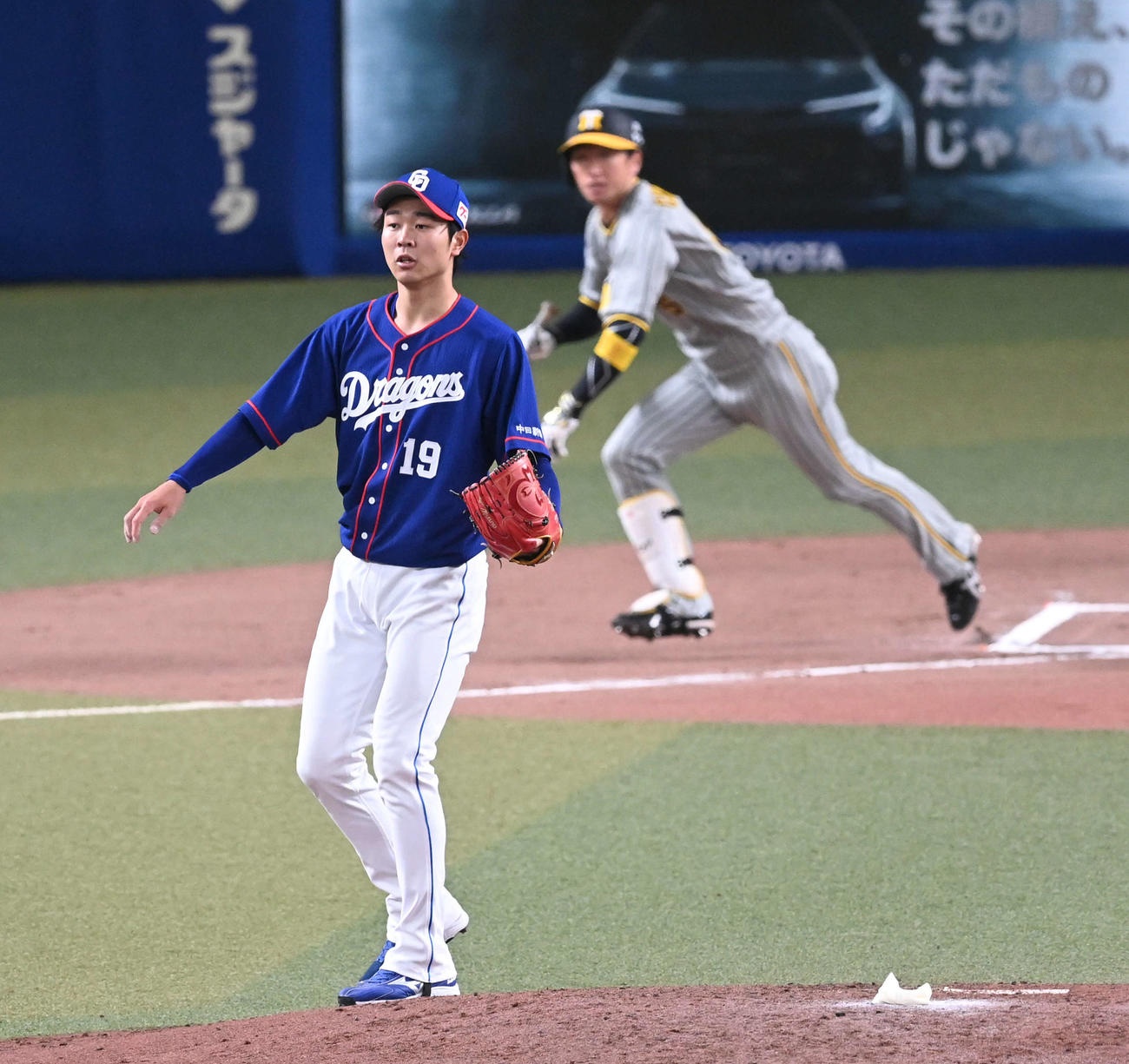 中日対阪神　6回表阪神無死一塁、近本に先制右適時三塁打を打たれ打球のゆくえを見る中日高橋宏（撮影・前岡正明）