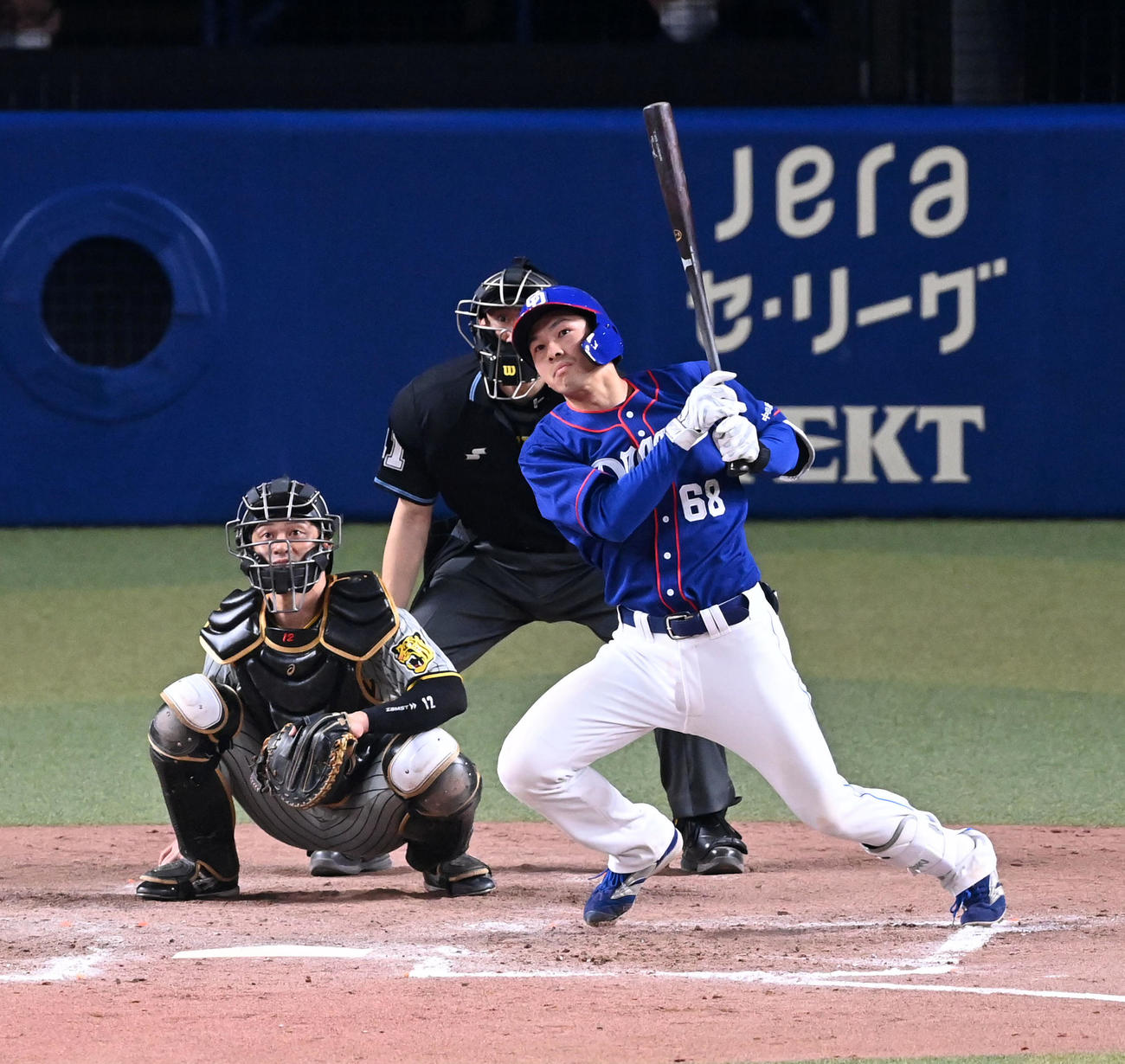 中日対阪神　8回裏中日無死、福永は中前打を放つ（撮影・前岡正明）