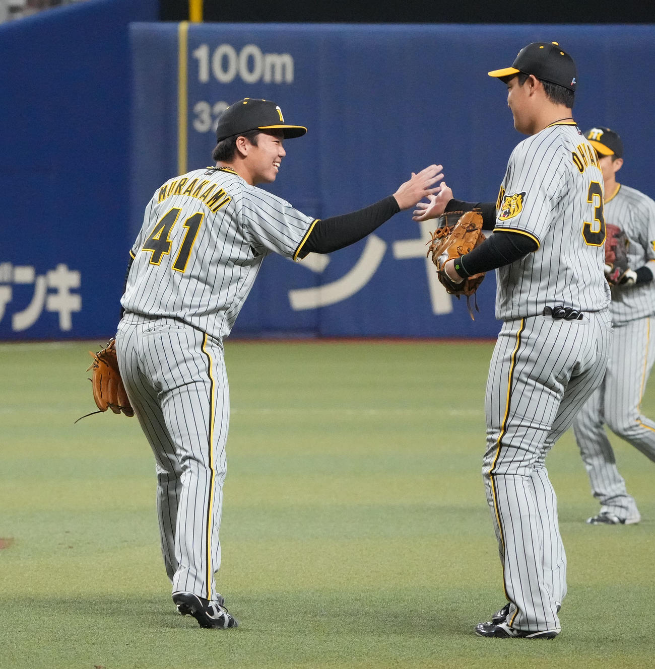 中日対阪神　試合終了、中日に完封勝利し大山とタッチを交わす村上（左）（撮影・森本幸一）