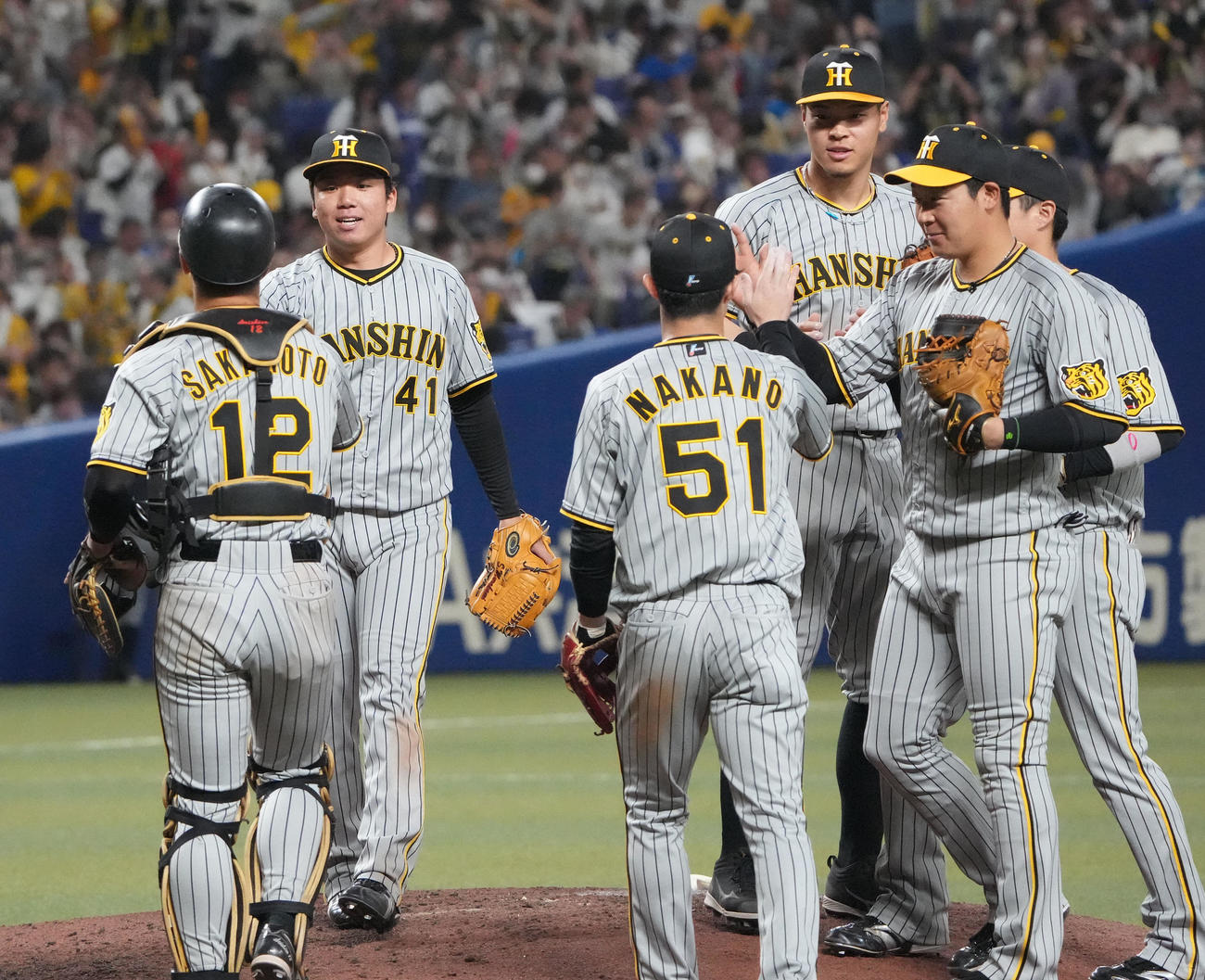 中日対阪神　試合終了、中日に完封勝利しナインとタッチを交わす村上（左から2人目）（撮影・森本幸一）