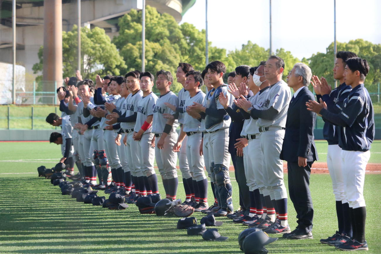 関大対関学大　関学大に連勝し、関大ナインはスタンドと喜びを分かち合う
