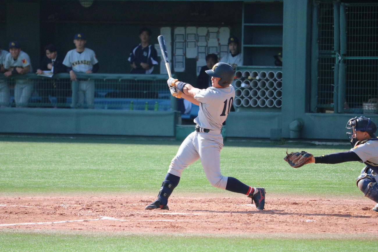 関大対関学大　関大7回表2死二塁、1番岑幸之祐外野手（4年＝広陵）が右前に勝ち越し打を放つ（撮影・林亮佑）