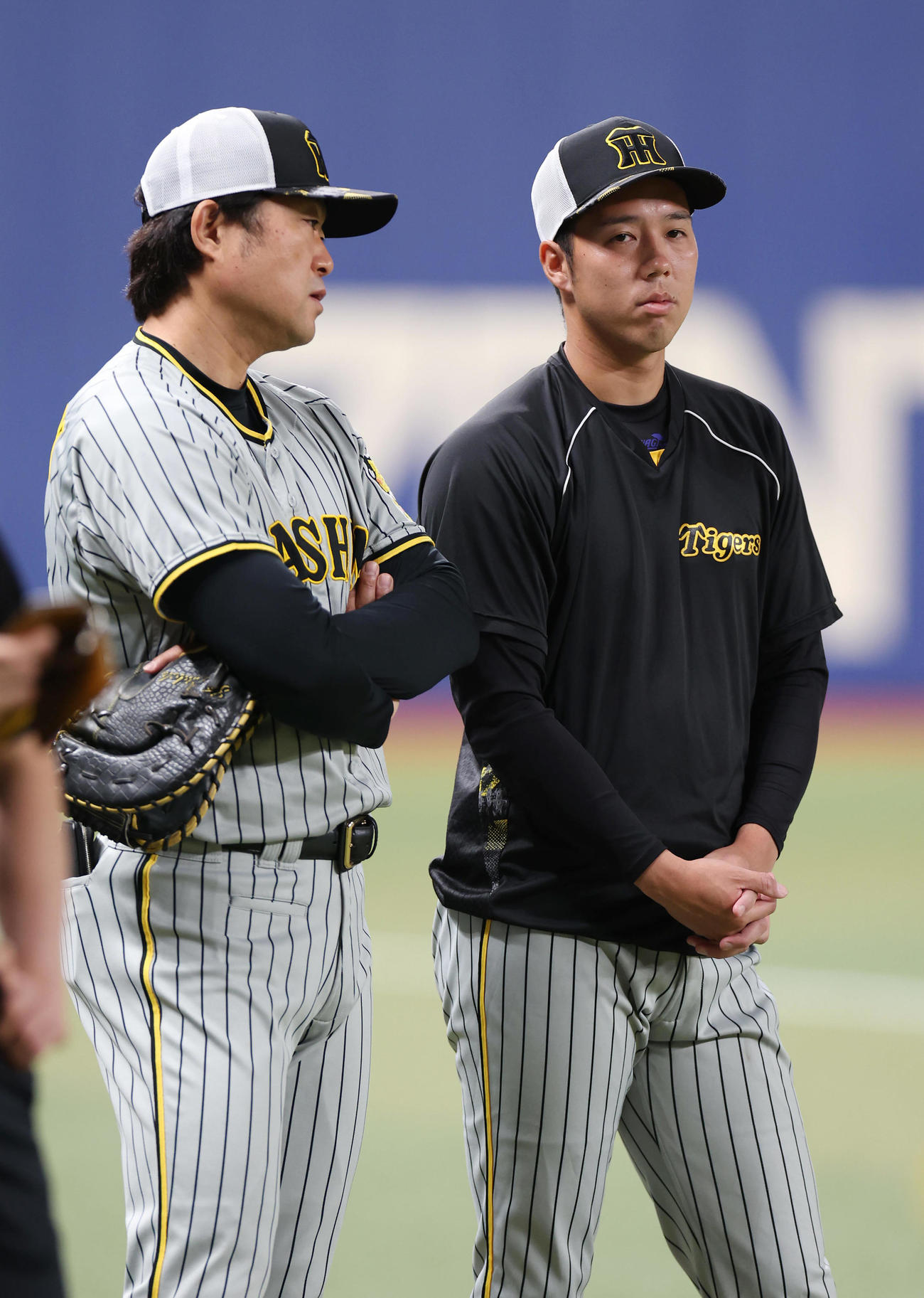 中日対阪神　試合前練習で阪神安藤投手コーチ（左）と話し込む青柳（撮影・前田充）